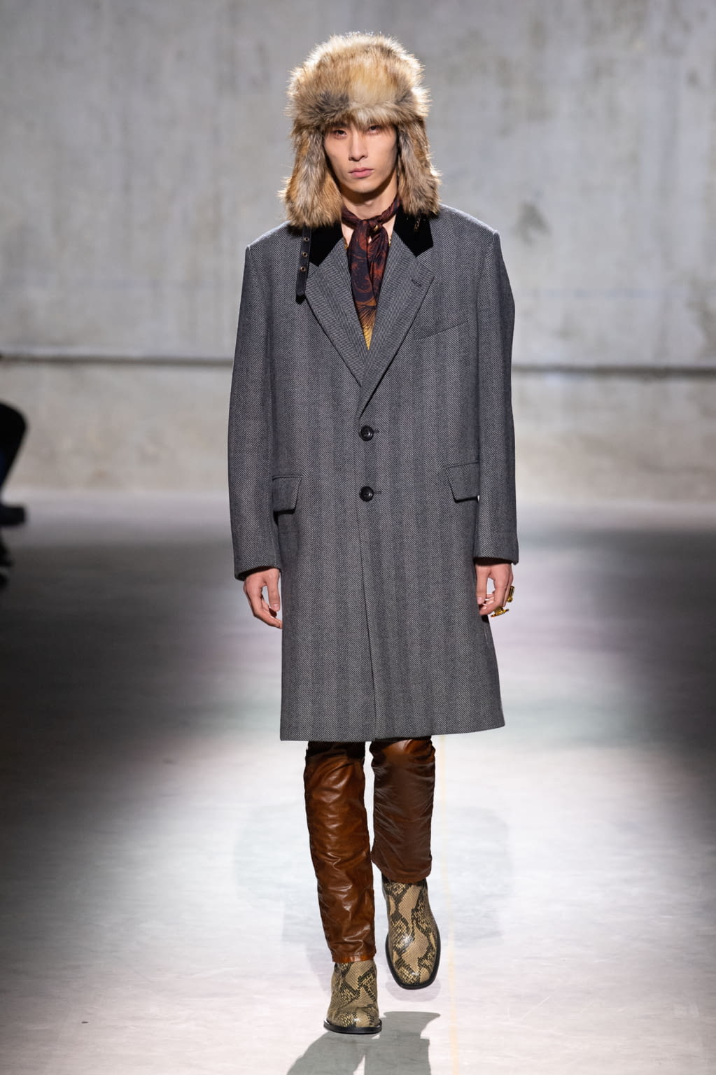 Fashion Week Paris Fall/Winter 2020 look 31 from the Dries Van Noten collection menswear