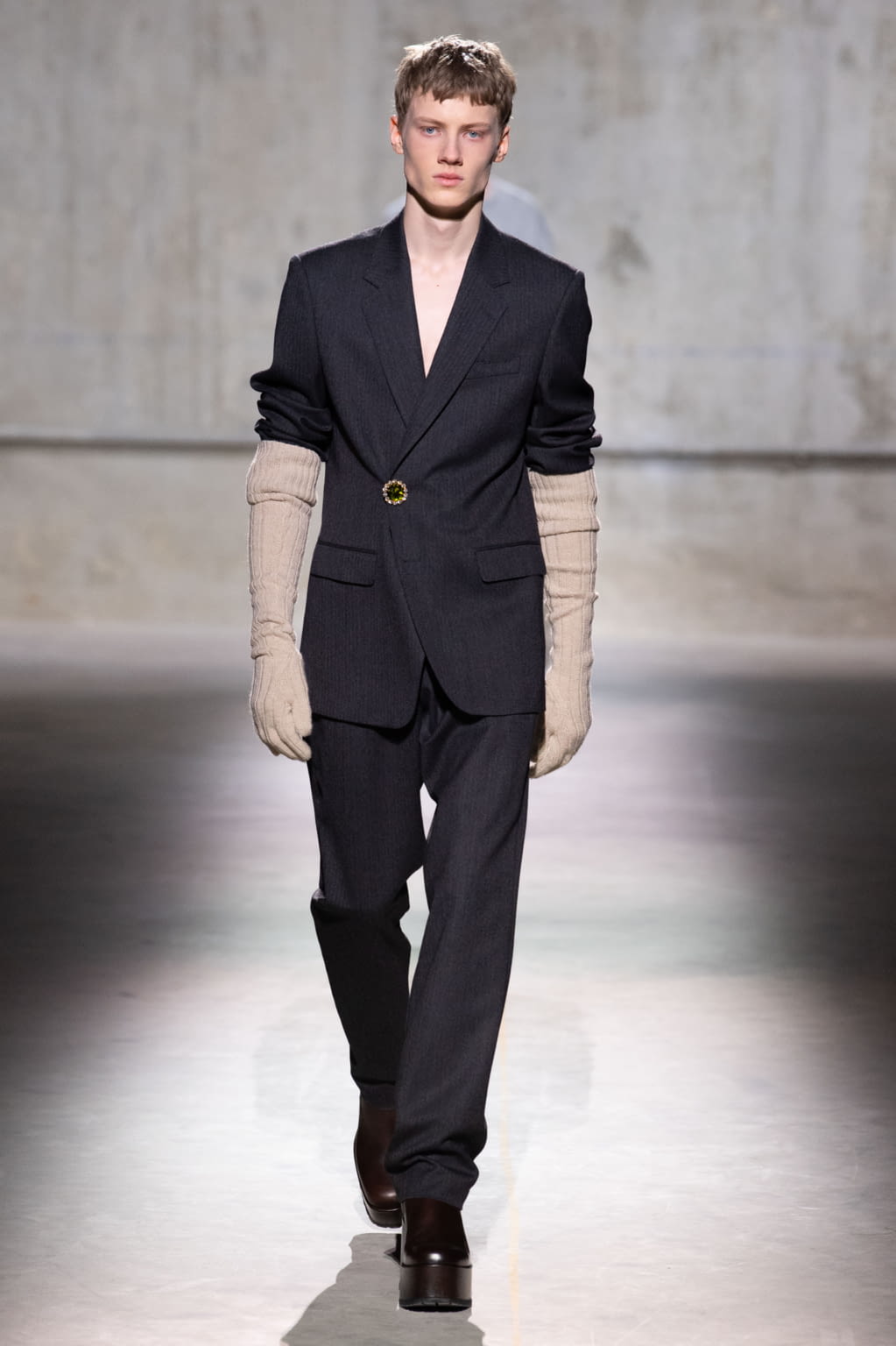 Fashion Week Paris Fall/Winter 2020 look 34 from the Dries Van Noten collection 男装