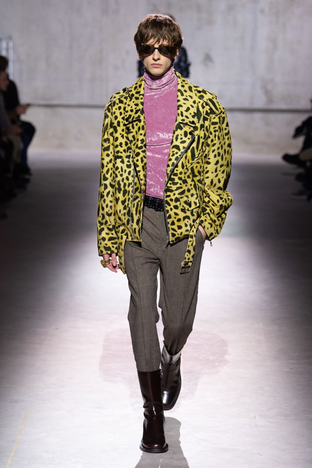 Fashion Week Paris Fall/Winter 2020 look 39 from the Dries Van Noten collection 男装