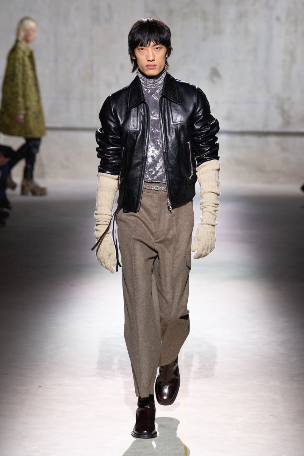 Fashion Week Paris Fall/Winter 2020 look 41 from the Dries Van Noten collection 男装