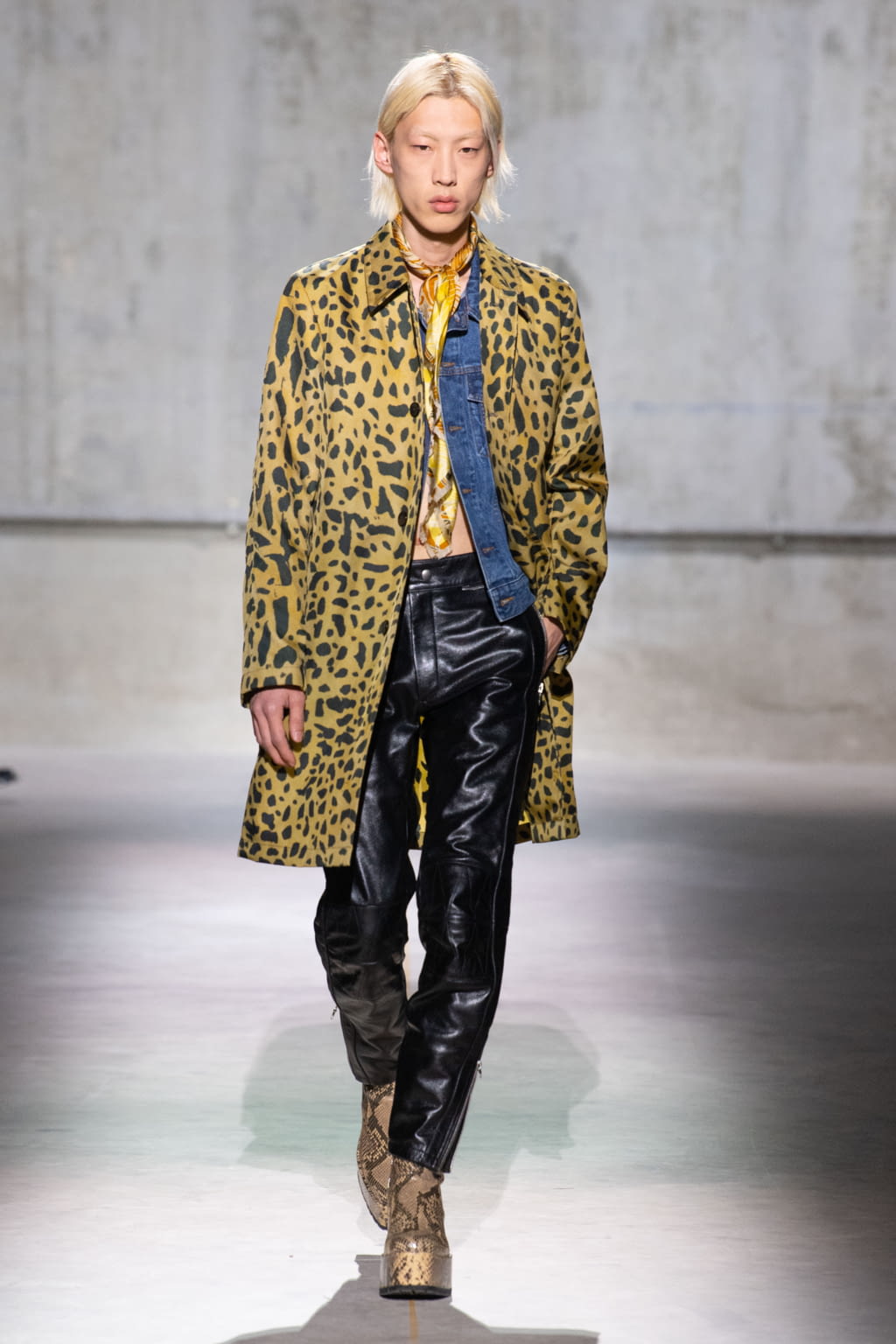 Fashion Week Paris Fall/Winter 2020 look 40 from the Dries Van Noten collection 男装