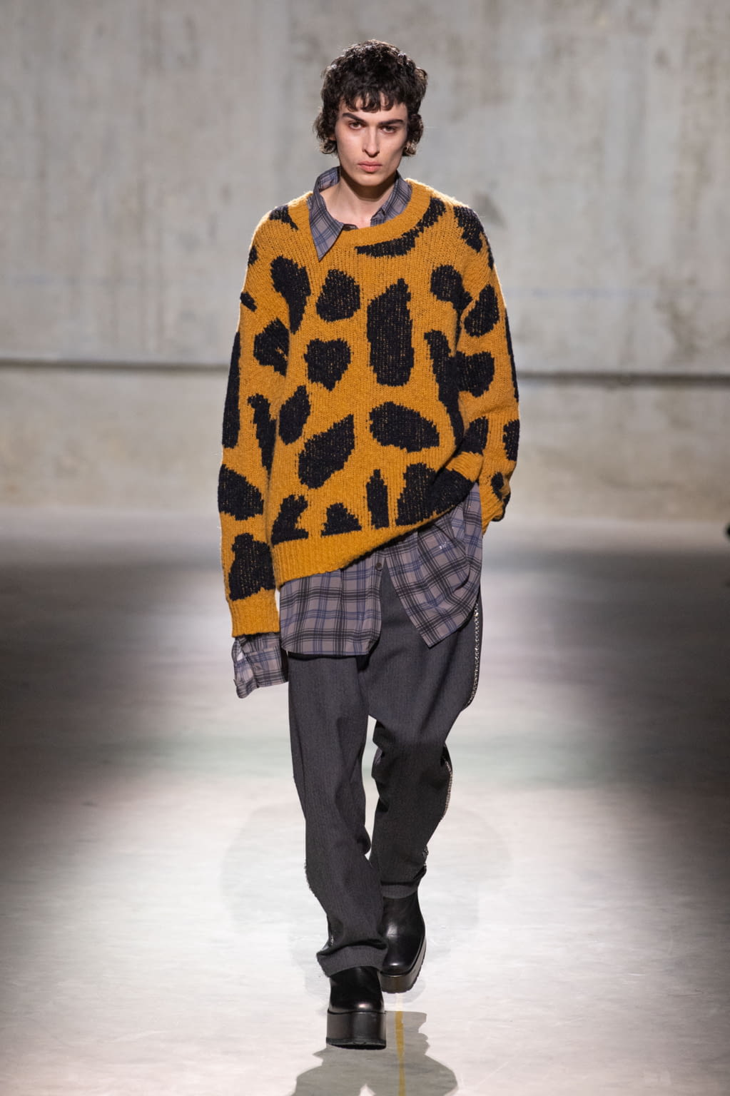 Fashion Week Paris Fall/Winter 2020 look 44 from the Dries Van Noten collection 男装