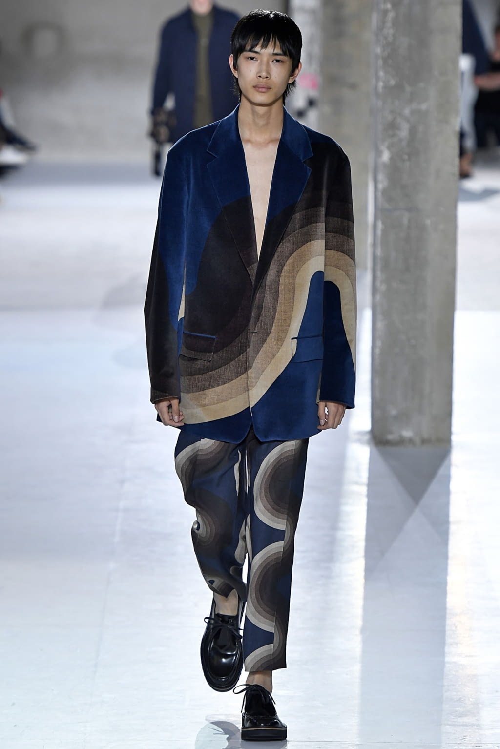 Fashion Week Paris Spring/Summer 2019 look 33 from the Dries Van Noten collection 男装