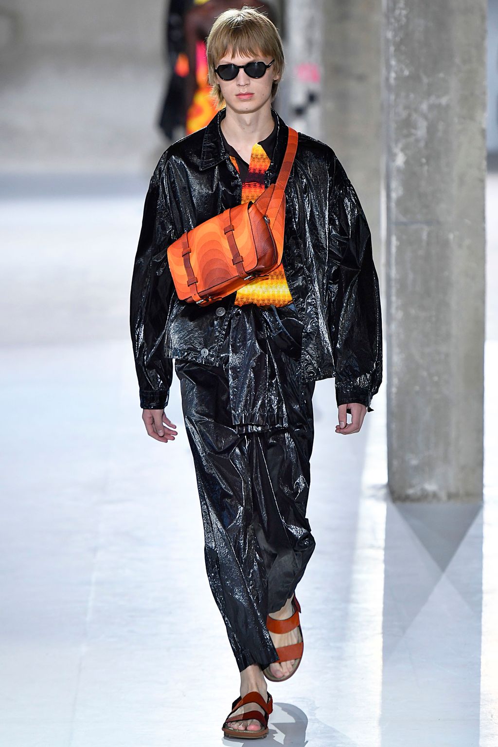 Fashion Week Paris Spring/Summer 2019 look 52 from the Dries Van Noten collection 男装