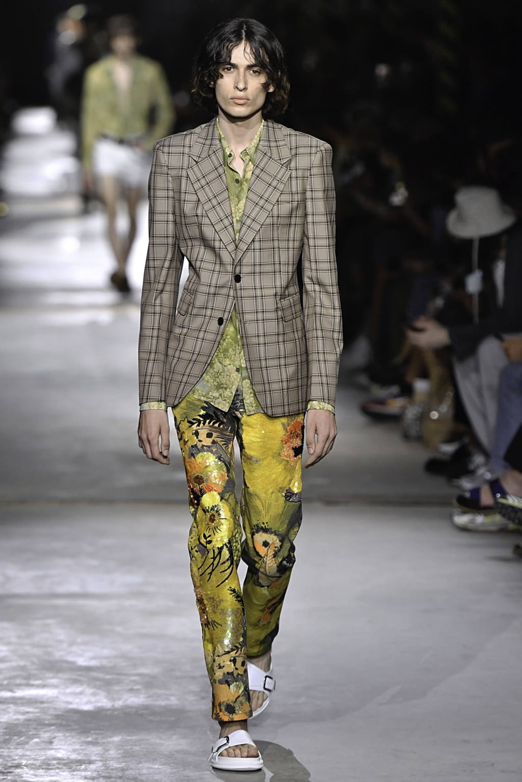 Fashion Week Paris Spring/Summer 2020 look 2 from the Dries Van Noten collection 男装
