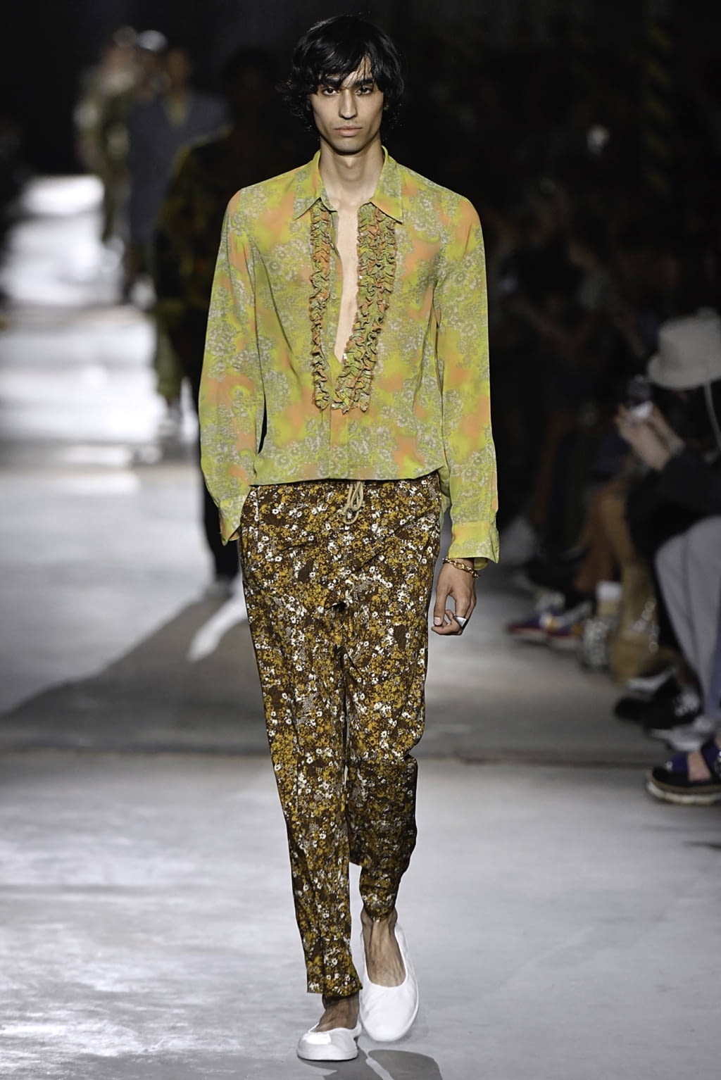 Fashion Week Paris Spring/Summer 2020 look 14 from the Dries Van Noten collection 男装