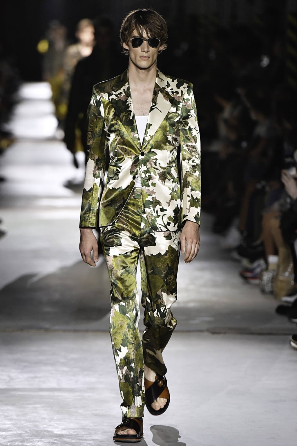 Fashion Week Paris Spring/Summer 2020 look 18 from the Dries Van Noten collection 男装