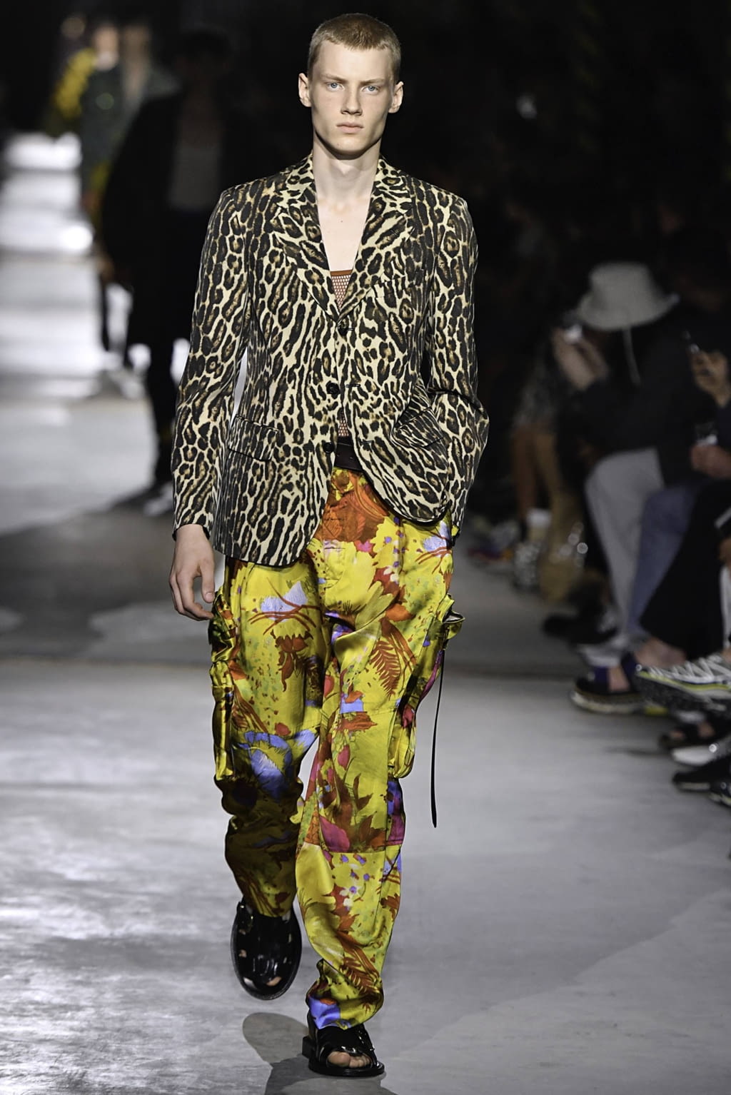 Fashion Week Paris Spring/Summer 2020 look 21 from the Dries Van Noten collection 男装