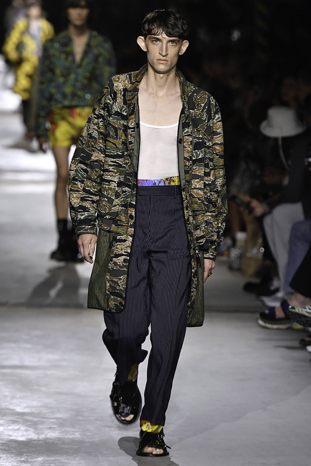 Fashion Week Paris Spring/Summer 2020 look 22 from the Dries Van Noten collection 男装