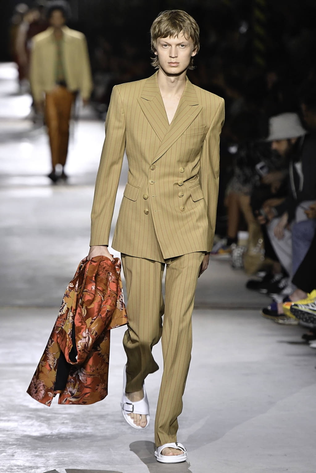 Fashion Week Paris Spring/Summer 2020 look 41 from the Dries Van Noten collection 男装