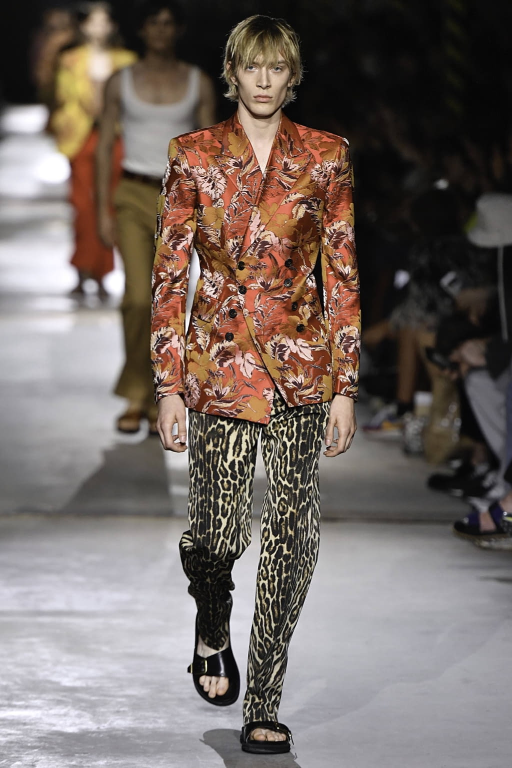 Fashion Week Paris Spring/Summer 2020 look 43 from the Dries Van Noten collection 男装