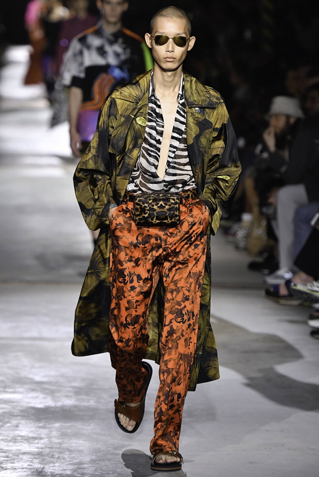 Fashion Week Paris Spring/Summer 2020 look 52 from the Dries Van Noten collection 男装