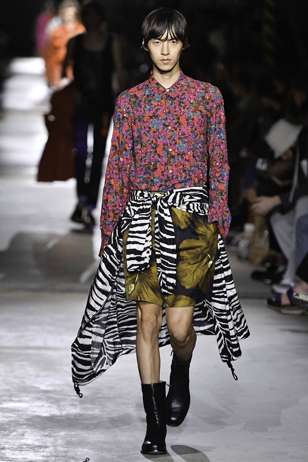 Fashion Week Paris Spring/Summer 2020 look 56 from the Dries Van Noten collection 男装