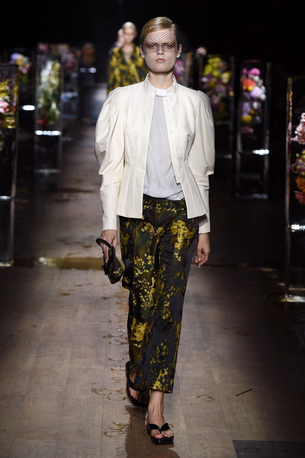 Fashion Week Paris Spring/Summer 2017 look 13 from the Dries Van Noten collection 女装