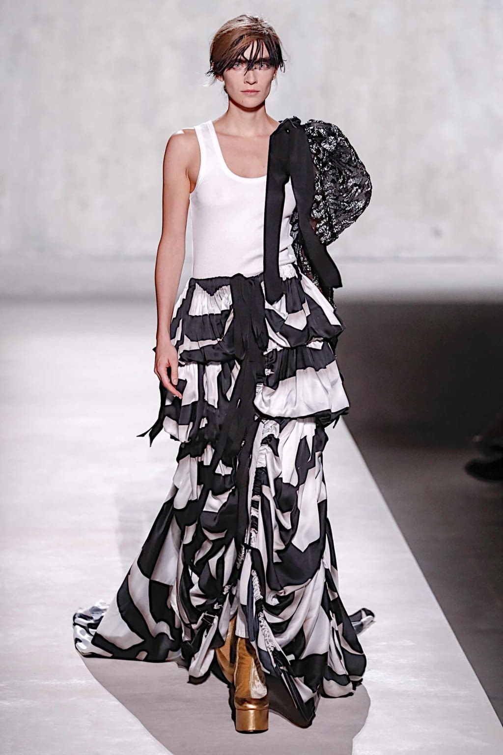 Fashion Week Paris Spring/Summer 2020 look 5 from the Dries Van Noten collection womenswear
