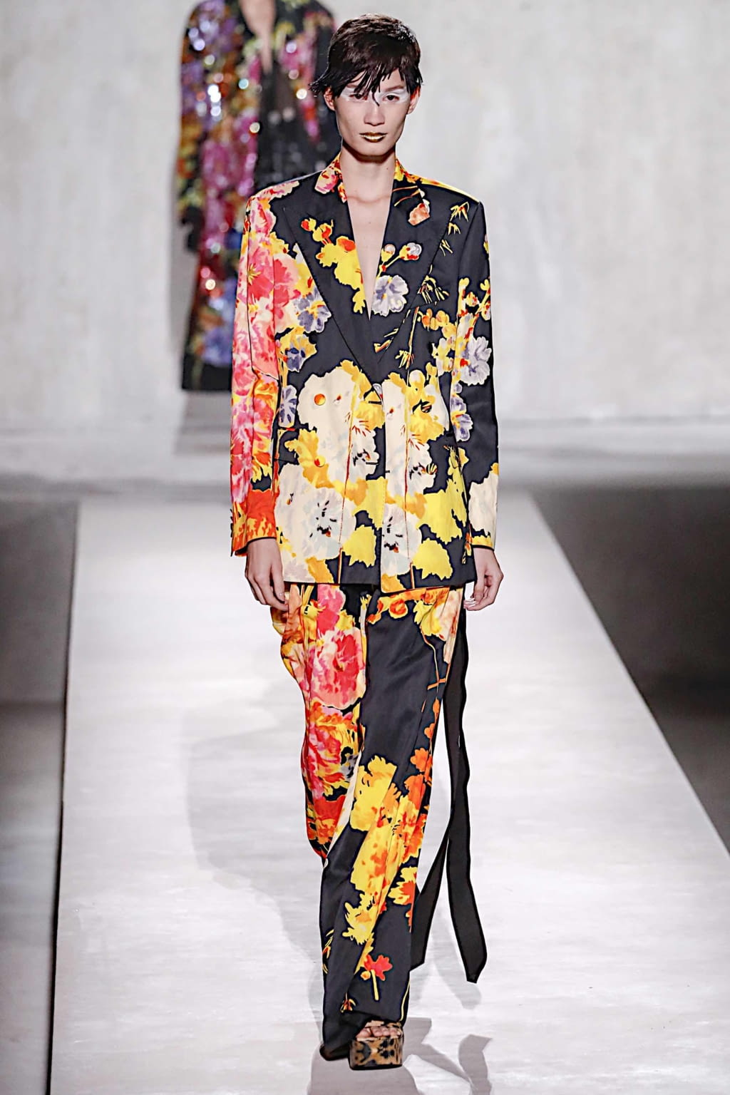 Fashion Week Paris Spring/Summer 2020 look 17 from the Dries Van Noten collection 女装