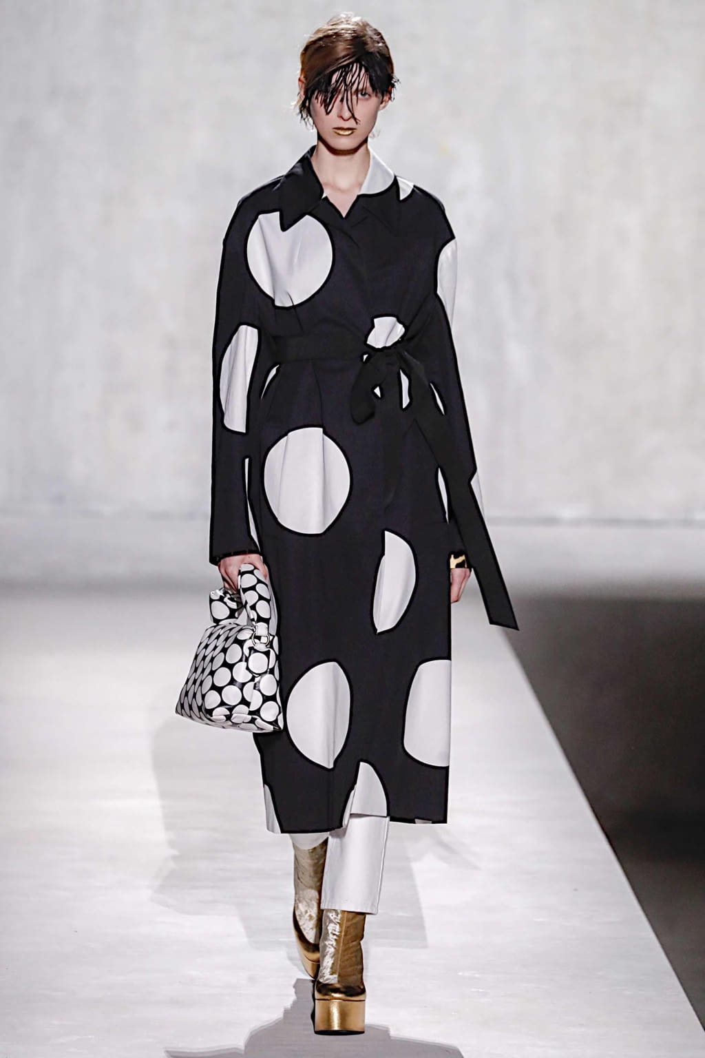 Fashion Week Paris Spring/Summer 2020 look 20 from the Dries Van Noten collection womenswear