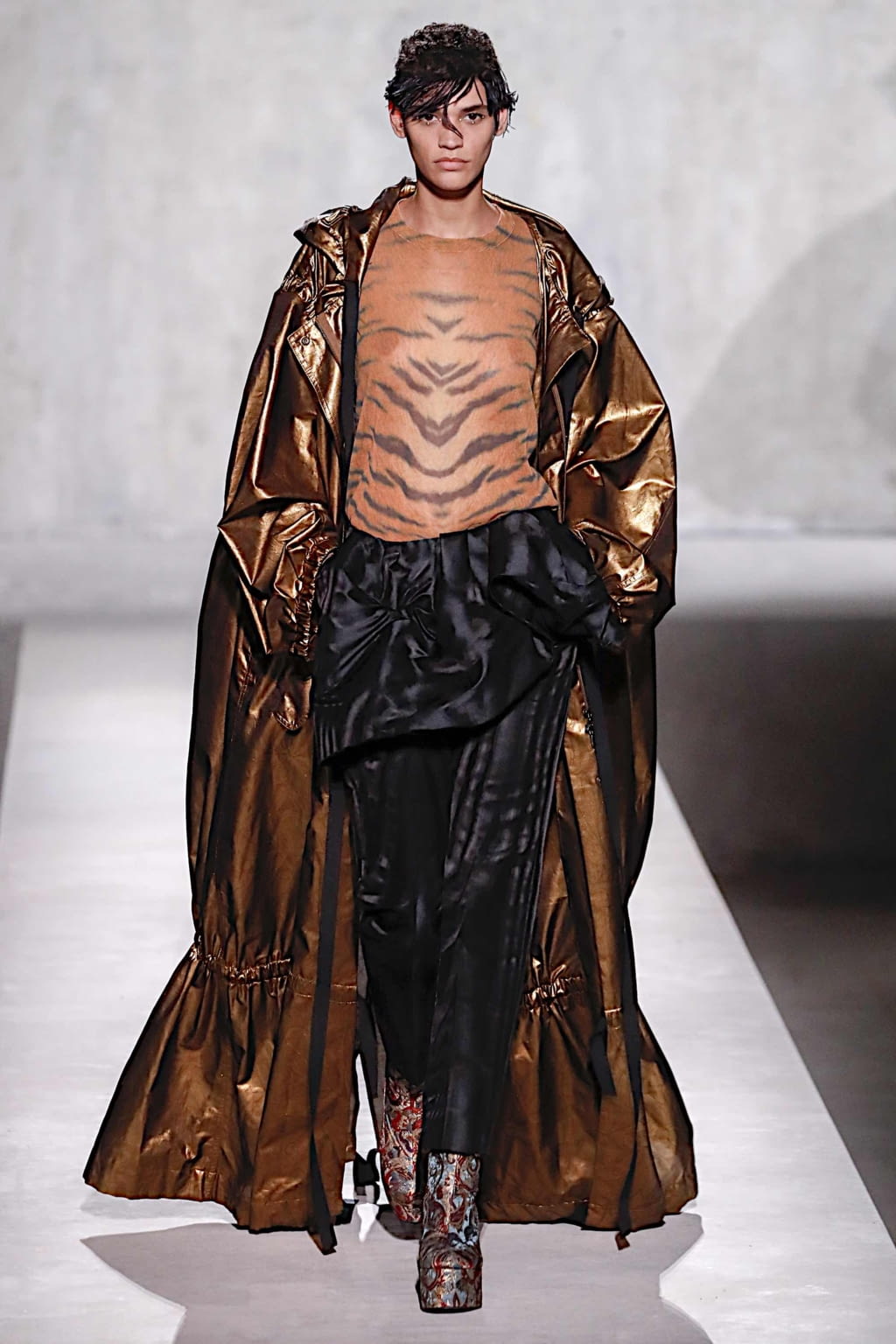 Fashion Week Paris Spring/Summer 2020 look 36 from the Dries Van Noten collection 女装