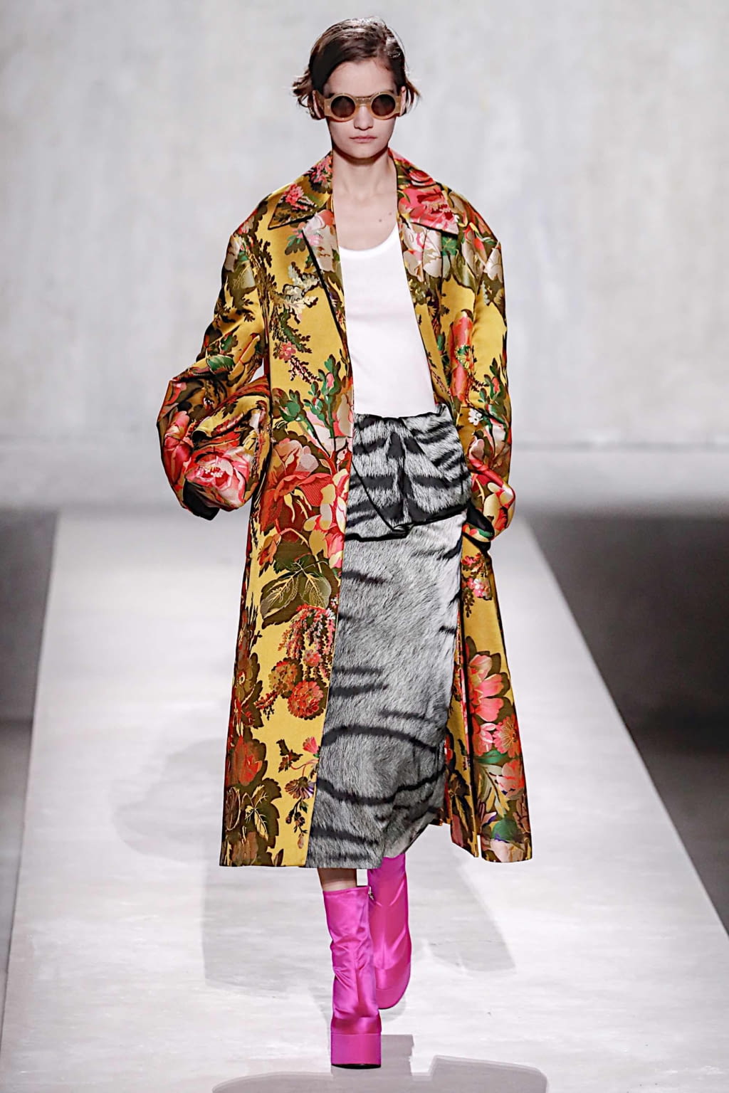 Fashion Week Paris Spring/Summer 2020 look 65 from the Dries Van Noten collection 女装