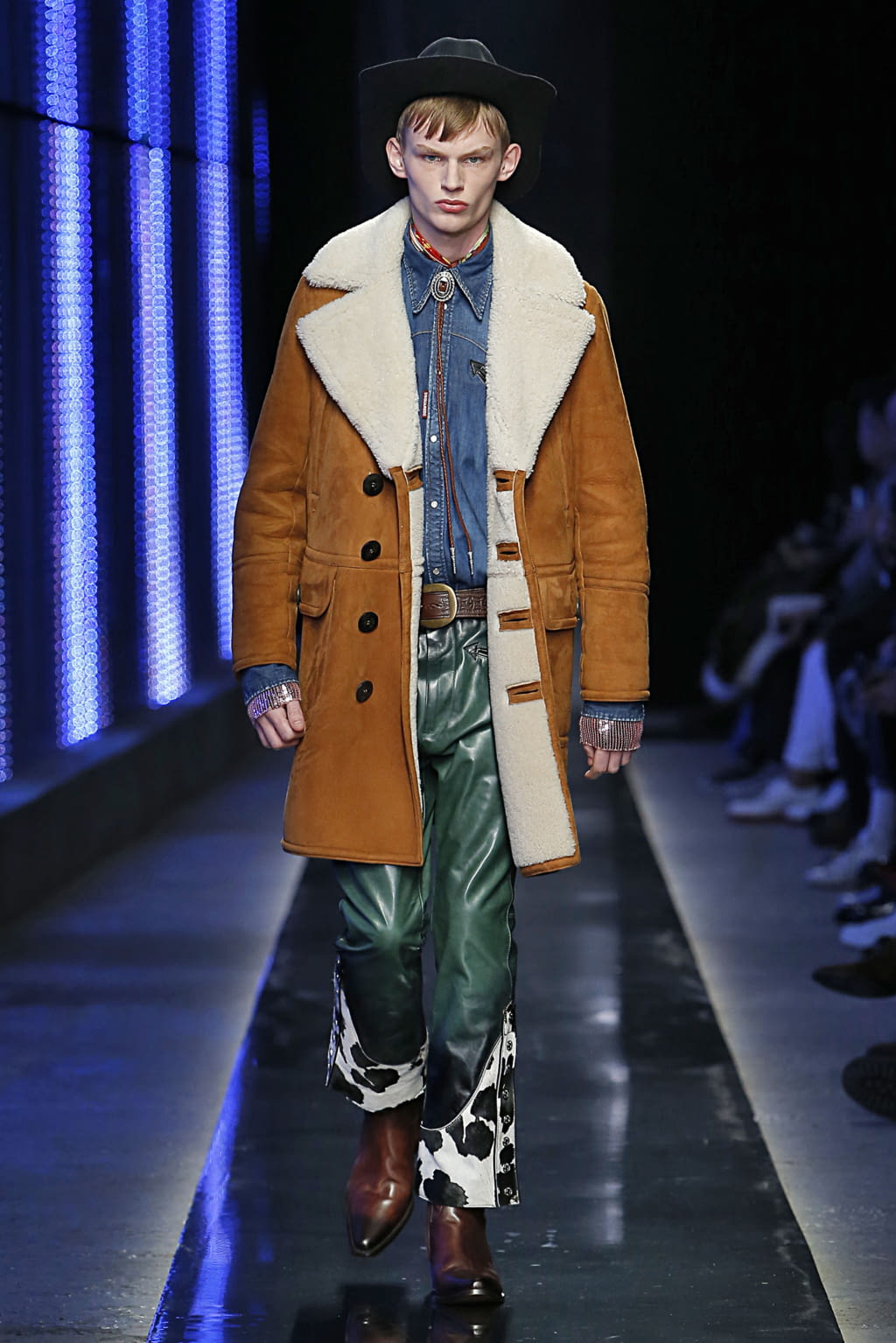 Fashion Week Milan Fall/Winter 2018 look 34 from the Dsquared2 collection menswear