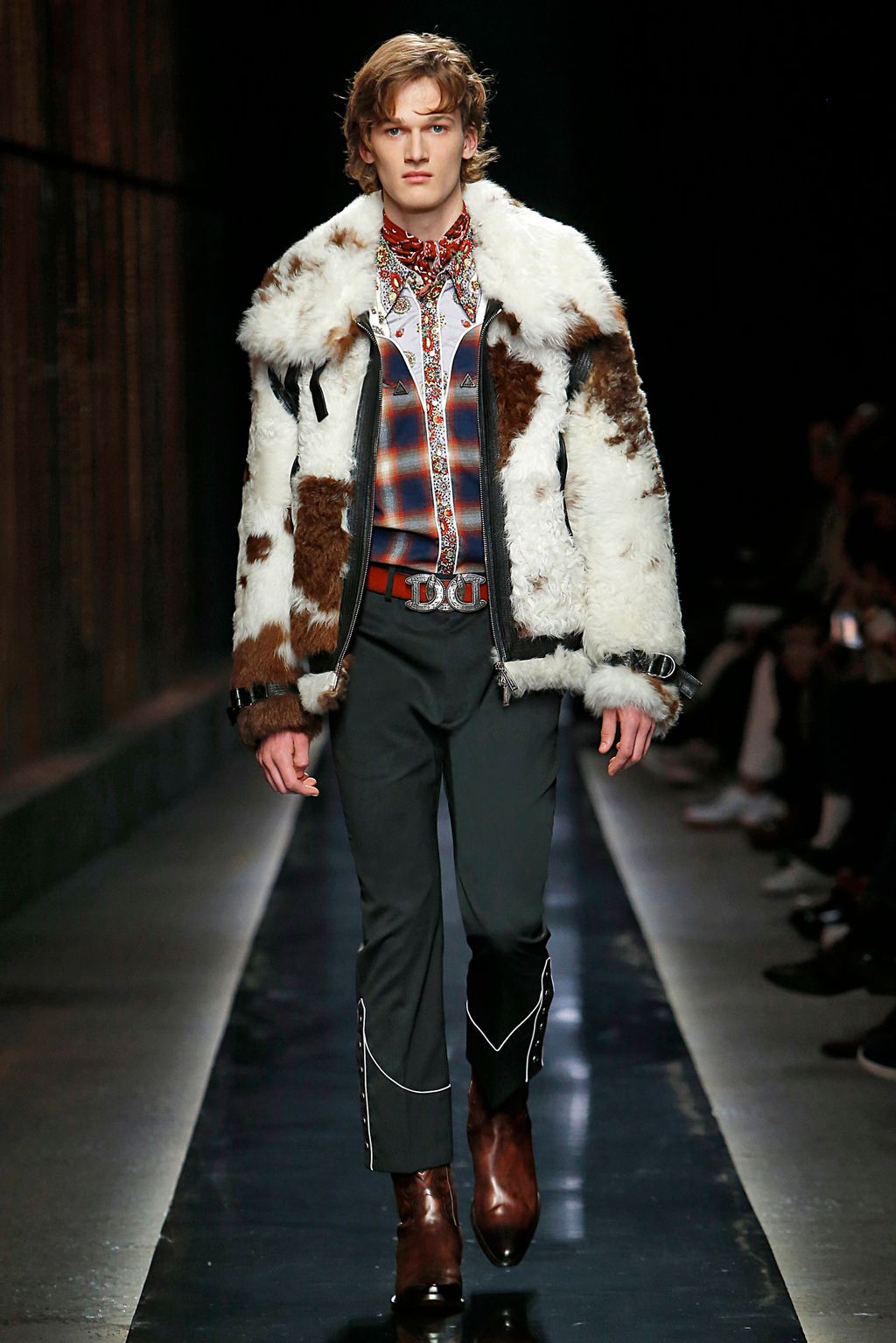 Fashion Week Milan Fall/Winter 2018 look 47 from the Dsquared2 collection menswear