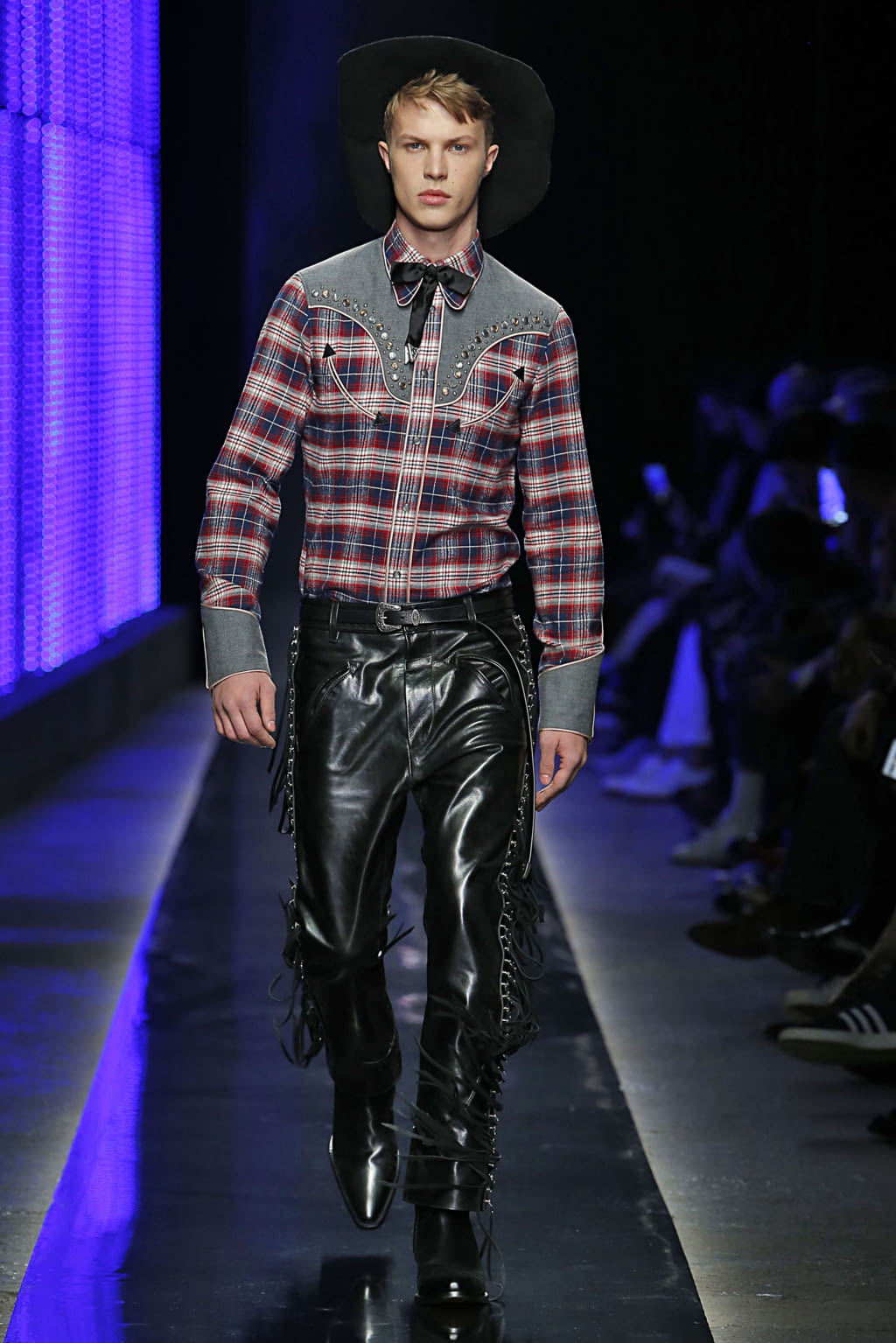 Fashion Week Milan Fall/Winter 2018 look 5 from the Dsquared2 collection menswear