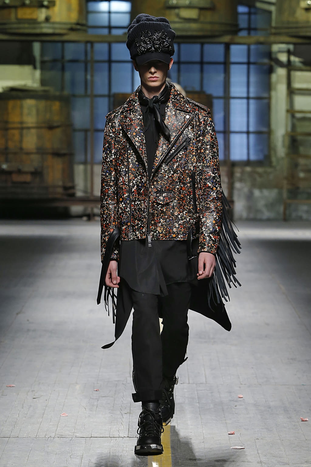 Fashion Week Milan Fall/Winter 2017 look 16 from the Dsquared2 collection menswear