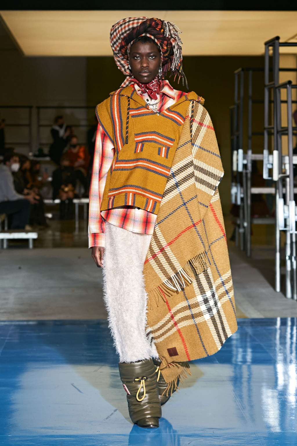 Fashion Week Milan Fall/Winter 2022 look 15 de la collection Dsquared2 womenswear
