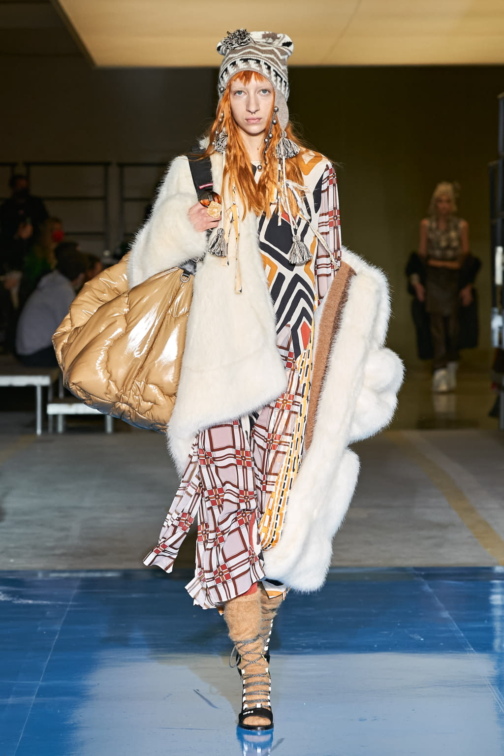 Fashion Week Milan Fall/Winter 2022 look 6 de la collection Dsquared2 womenswear
