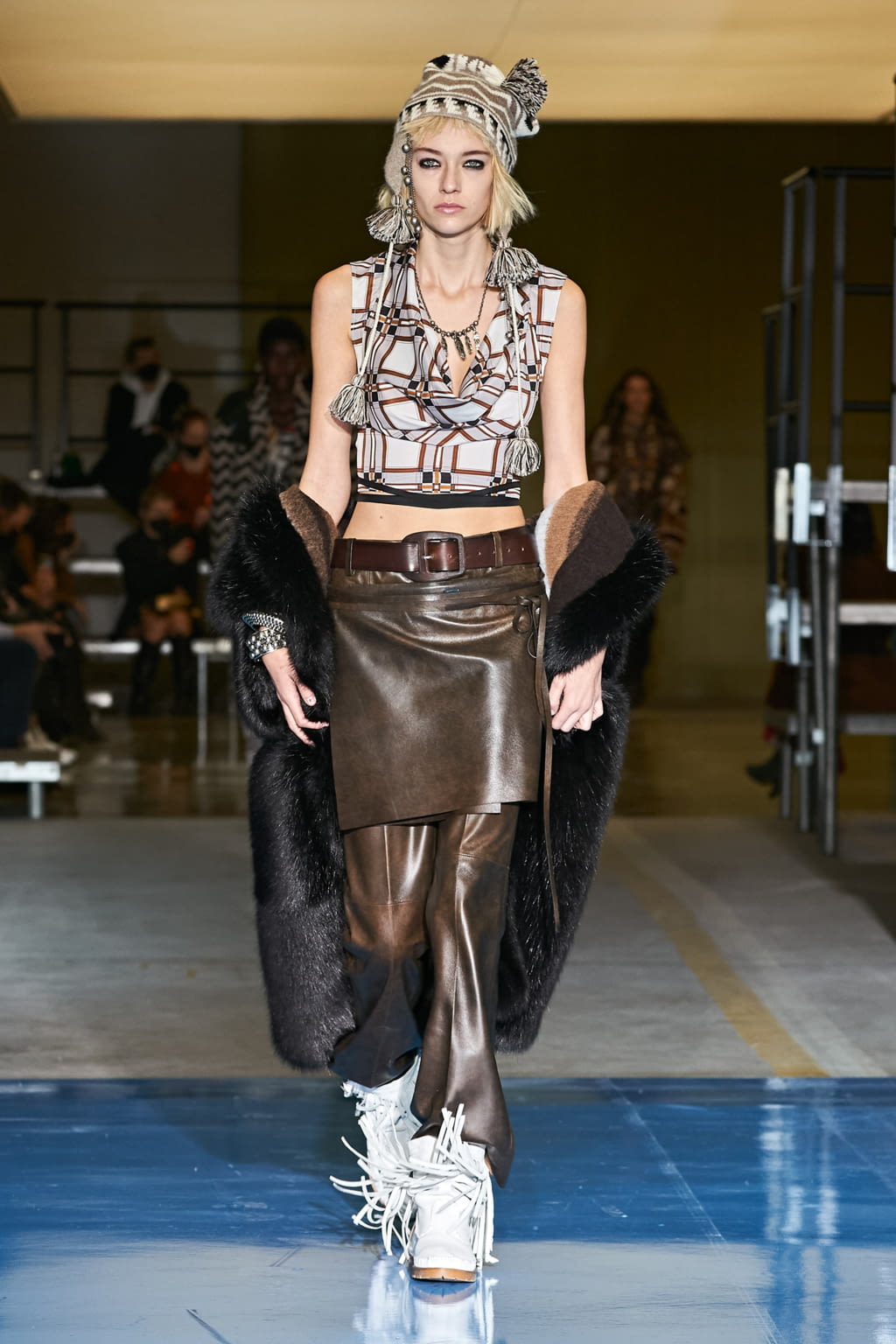 Fashion Week Milan Fall/Winter 2022 look 9 de la collection Dsquared2 womenswear