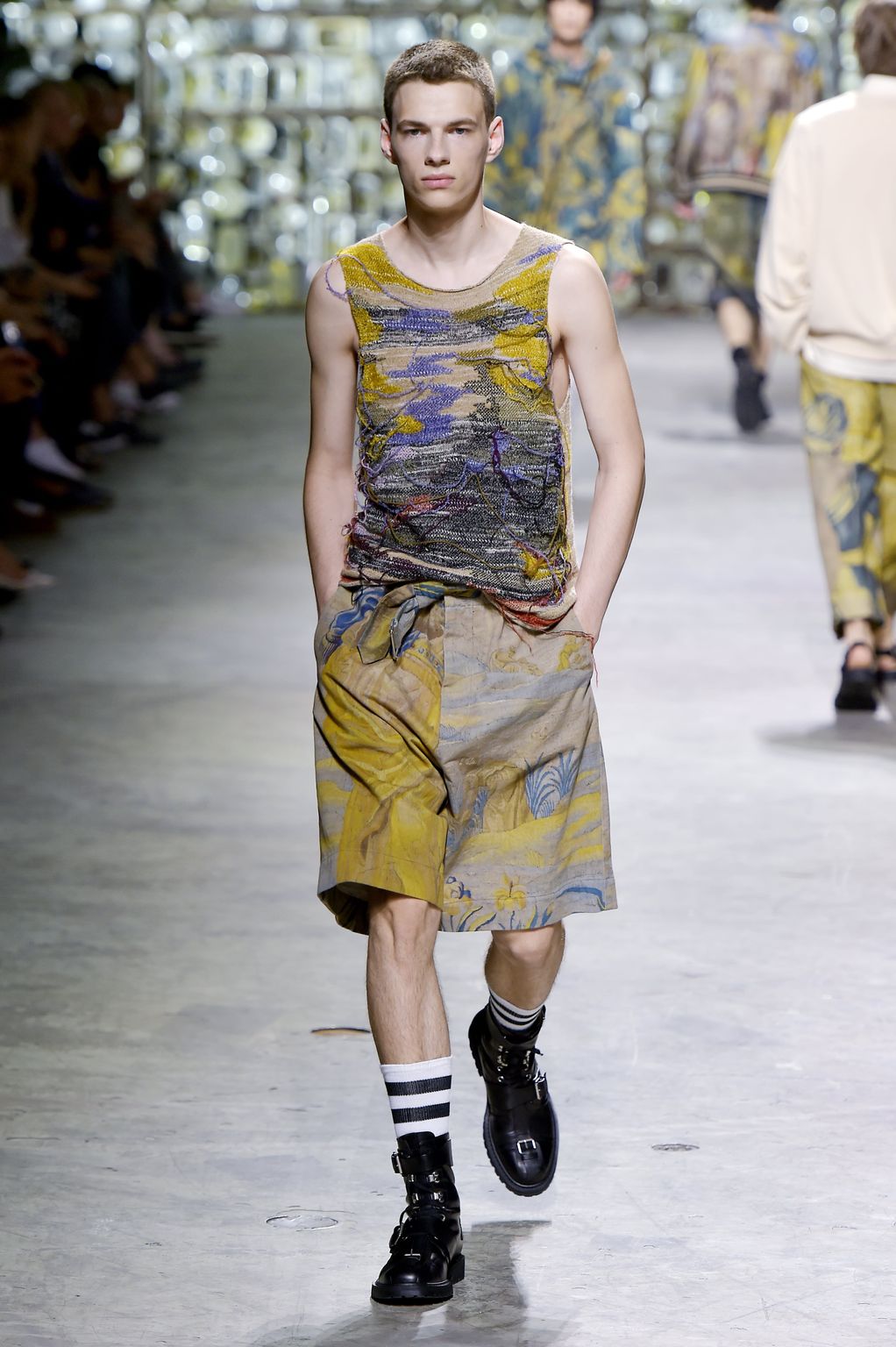 Fashion Week Paris Spring/Summer 2017 look 14 from the Dries Van Noten collection 男装