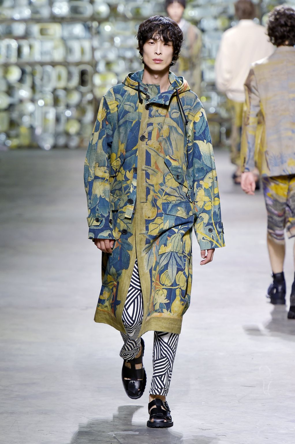 Fashion Week Paris Spring/Summer 2017 look 15 from the Dries Van Noten collection 男装
