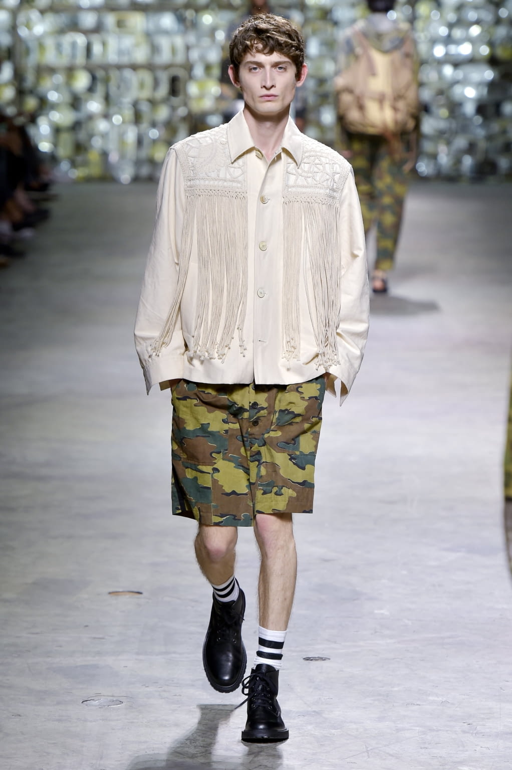 Fashion Week Paris Spring/Summer 2017 look 18 from the Dries Van Noten collection 男装