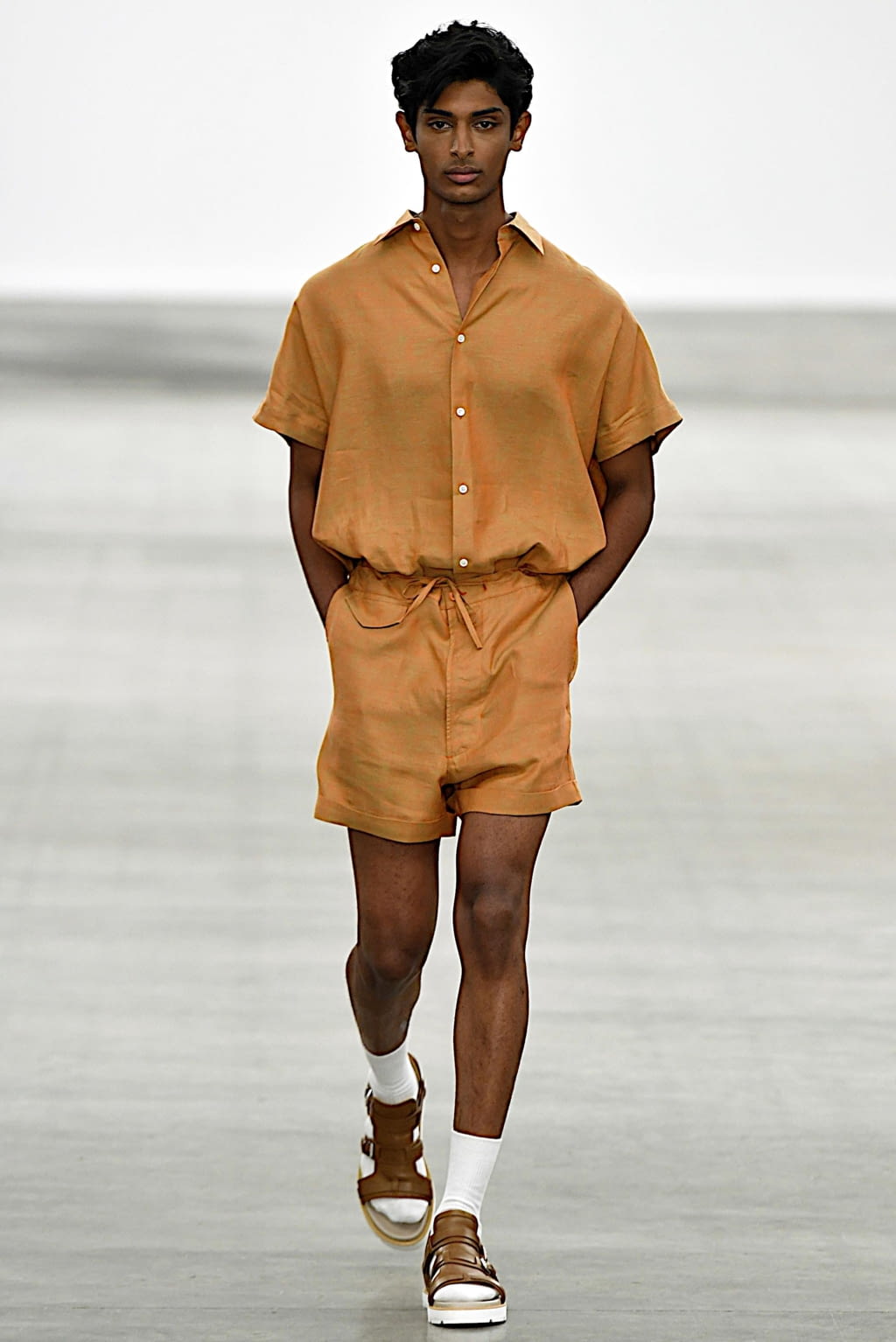 Fashion Week London Spring/Summer 2020 look 2 from the E. Tautz collection 男装