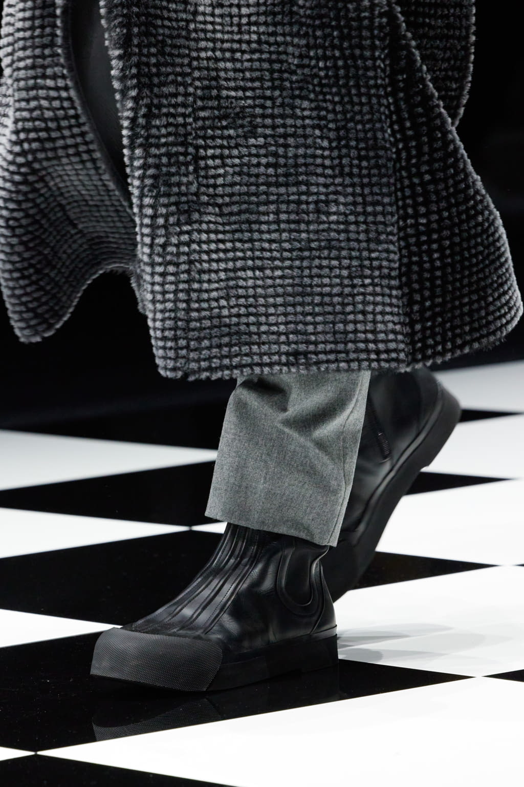 Fashion Week Milan Fall/Winter 2022 look 37 from the Emporio Armani collection womenswear accessories
