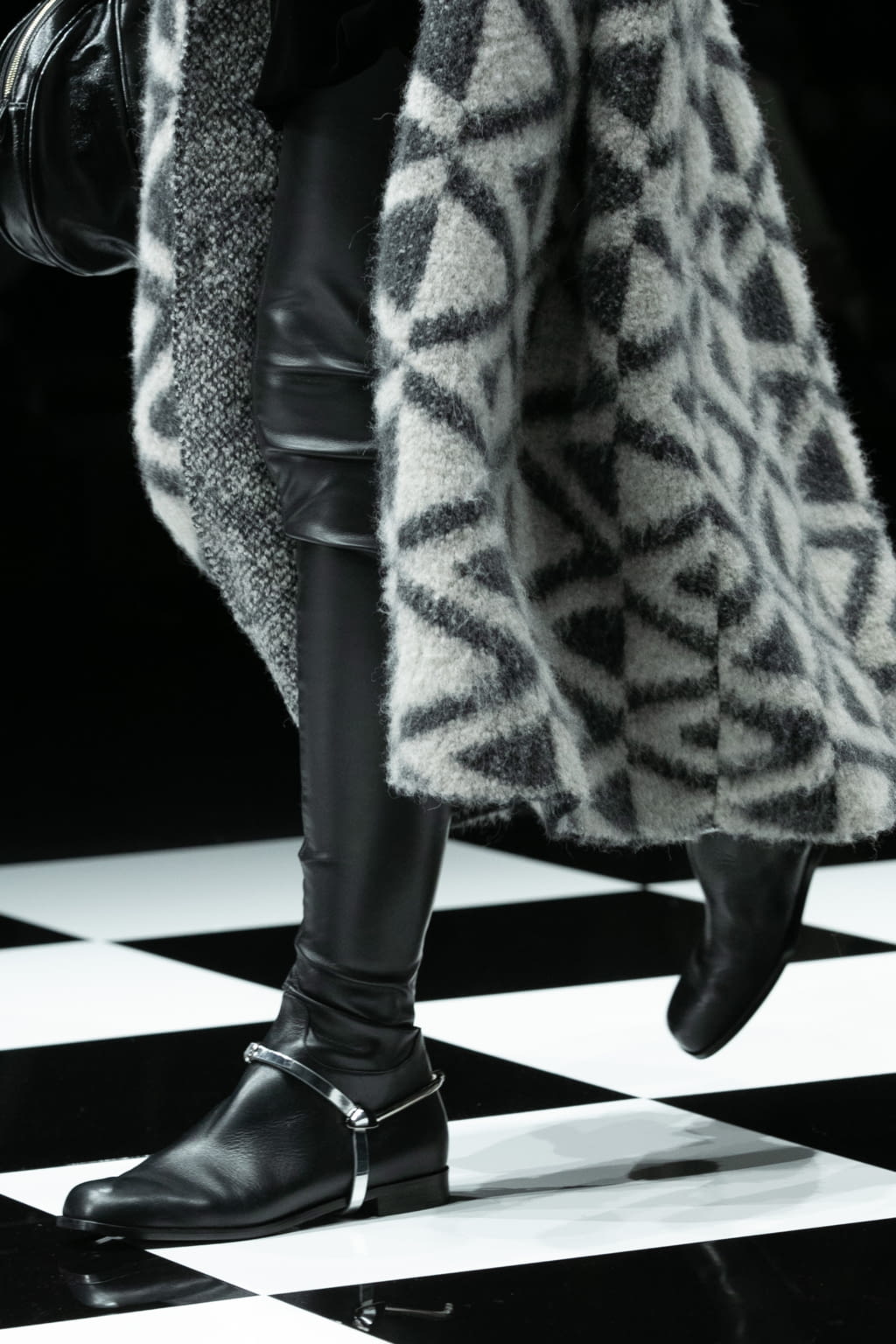 Fashion Week Milan Fall/Winter 2022 look 46 from the Emporio Armani collection 女装配饰