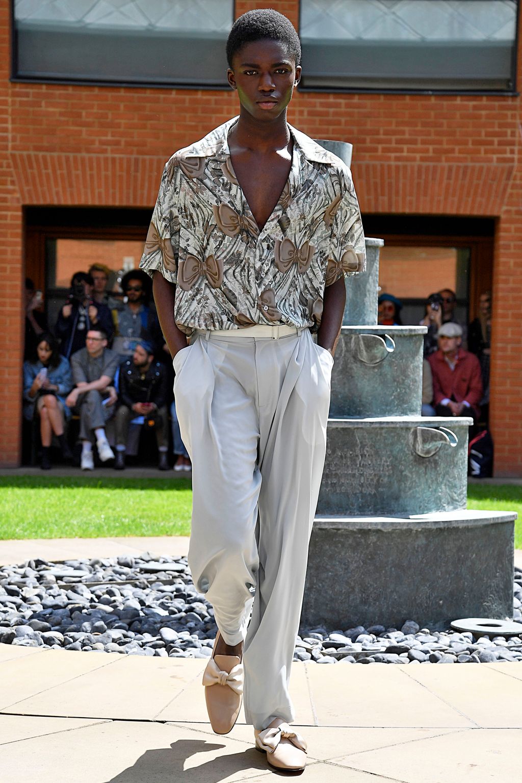 Fashion Week London Spring/Summer 2020 look 2 from the EDWARD CRUTCHLEY collection 男装