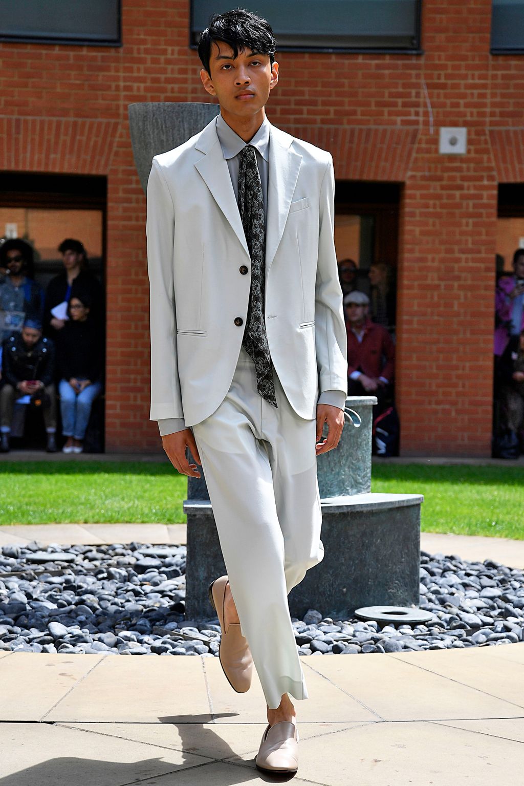 Fashion Week London Spring/Summer 2020 look 5 from the EDWARD CRUTCHLEY collection menswear