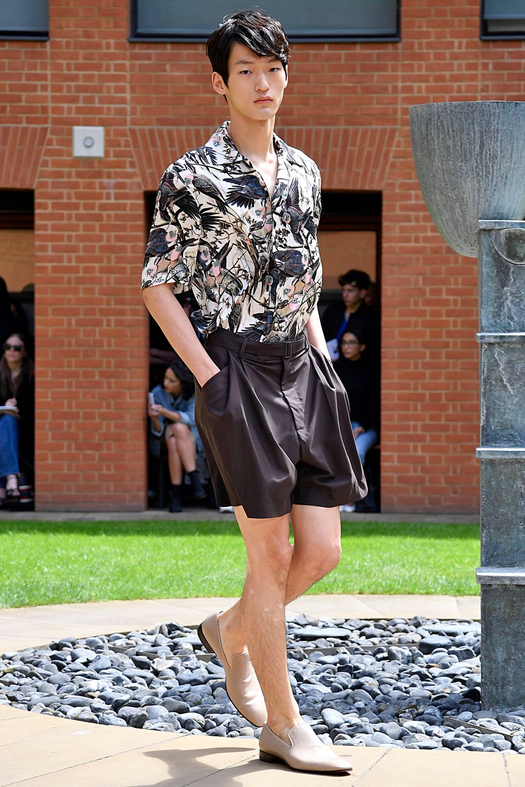 Fashion Week London Spring/Summer 2020 look 9 from the EDWARD CRUTCHLEY collection 男装