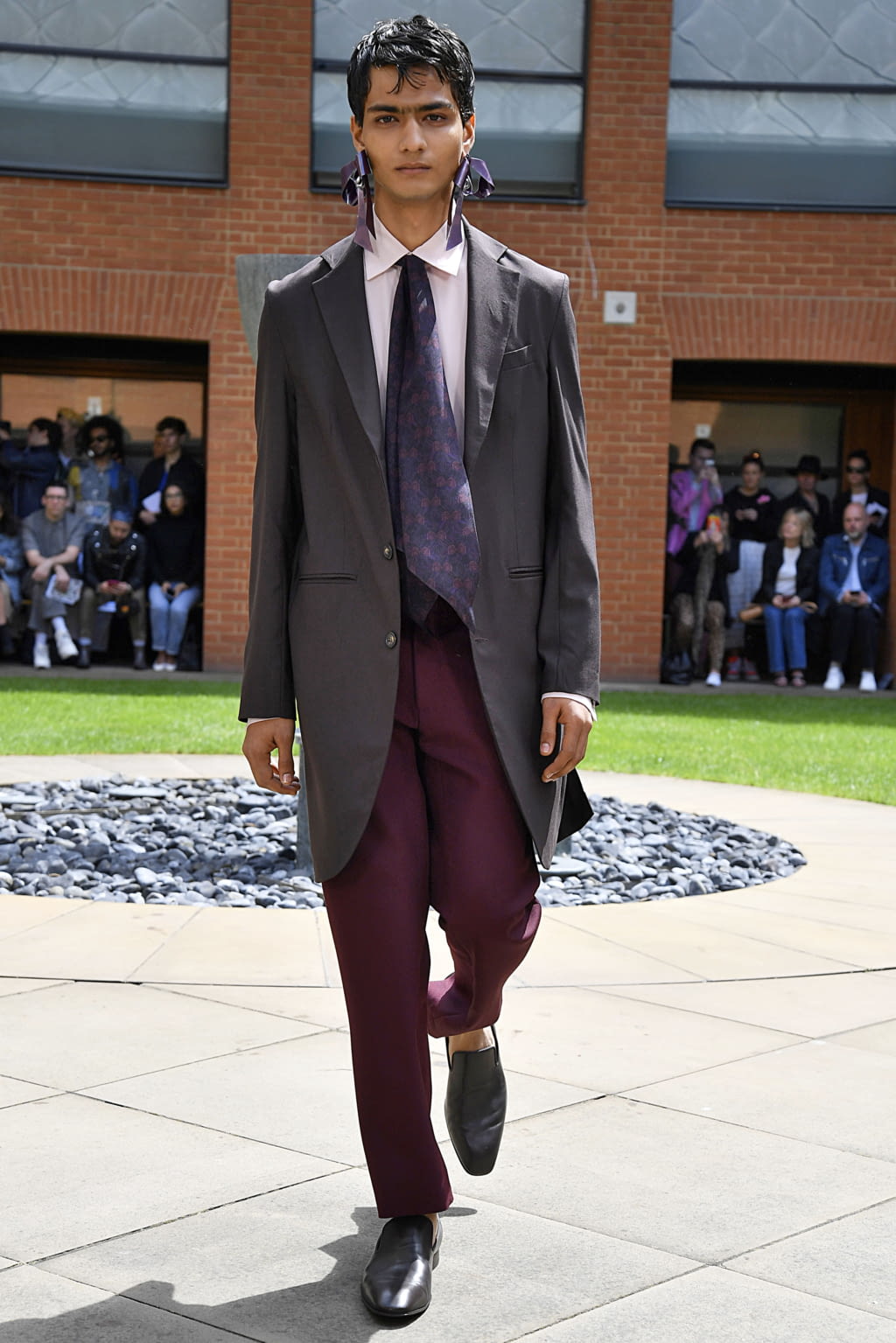 Fashion Week London Spring/Summer 2020 look 10 from the EDWARD CRUTCHLEY collection 男装