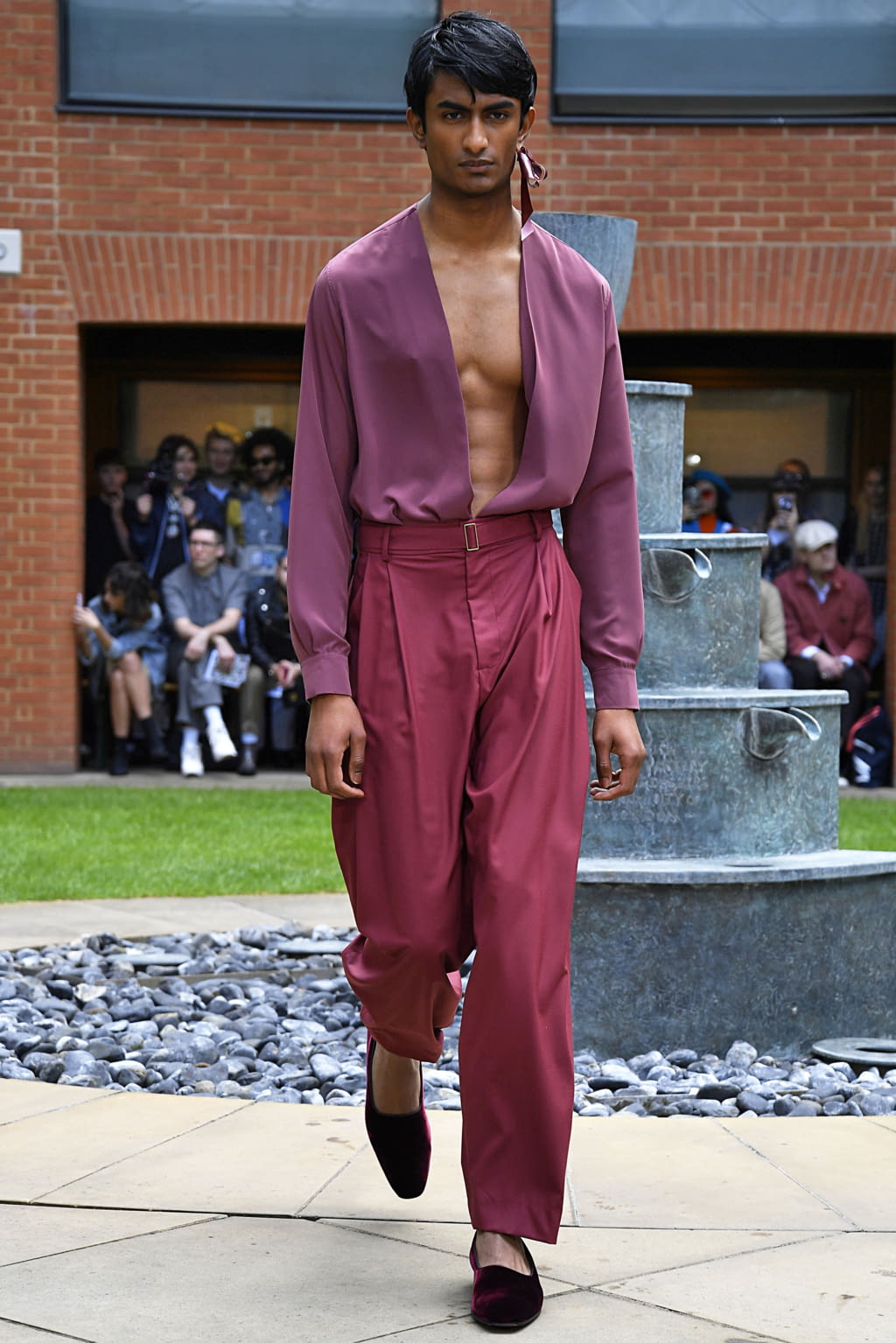 Fashion Week London Spring/Summer 2020 look 12 from the EDWARD CRUTCHLEY collection 男装