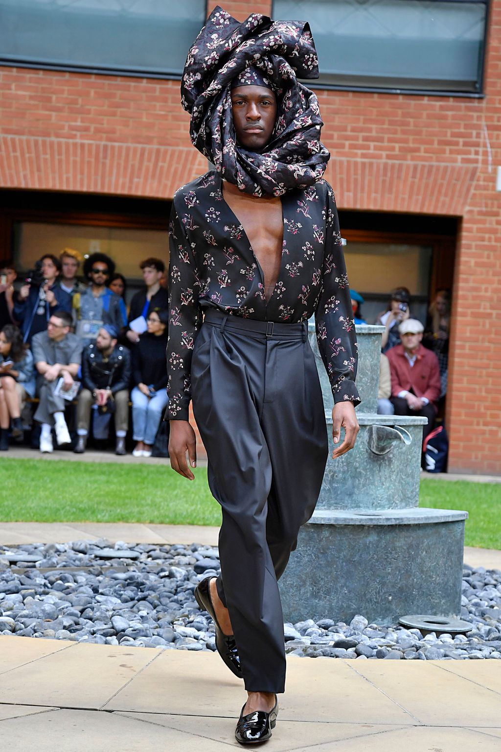 Fashion Week London Spring/Summer 2020 look 19 from the EDWARD CRUTCHLEY collection 男装