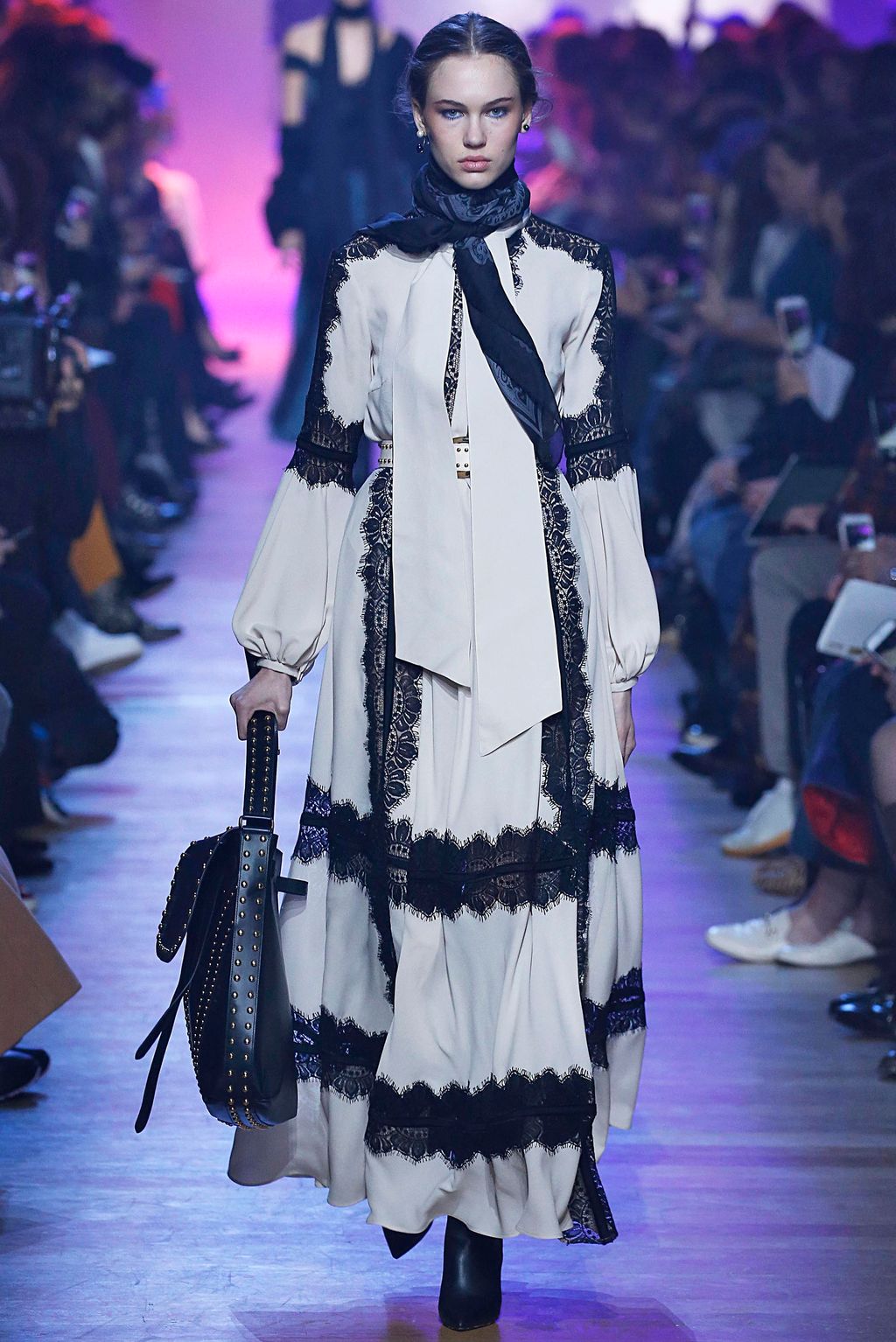 Fashion Week Paris Fall/Winter 2018 look 12 from the Elie Saab collection 女装