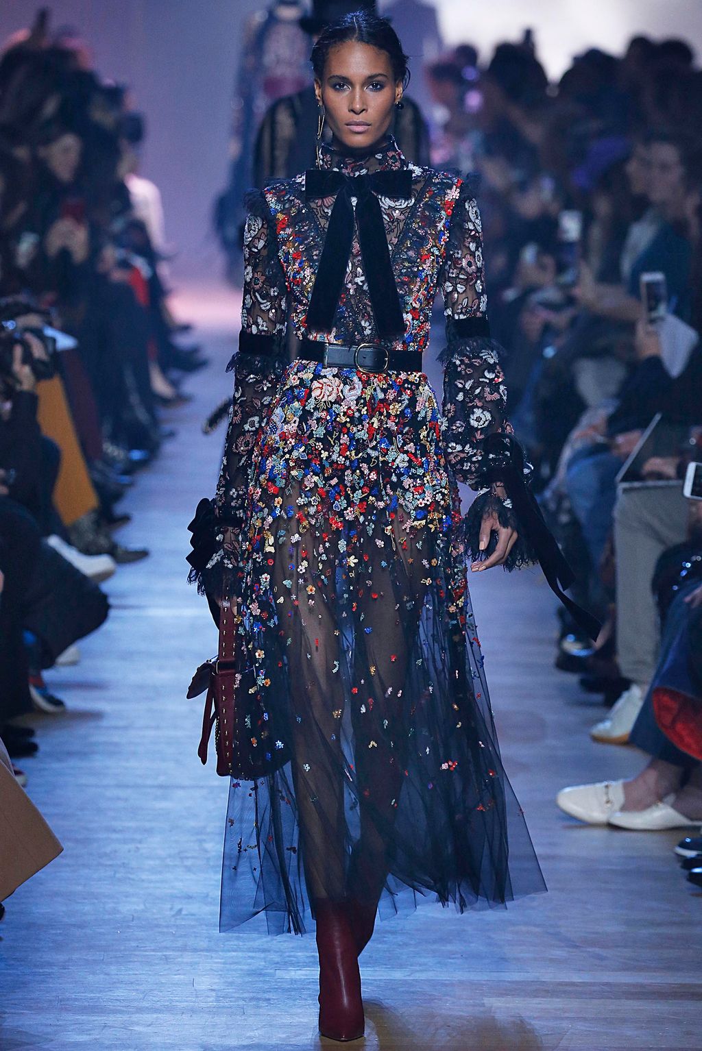 Fashion Week Paris Fall/Winter 2018 look 17 from the Elie Saab collection 女装