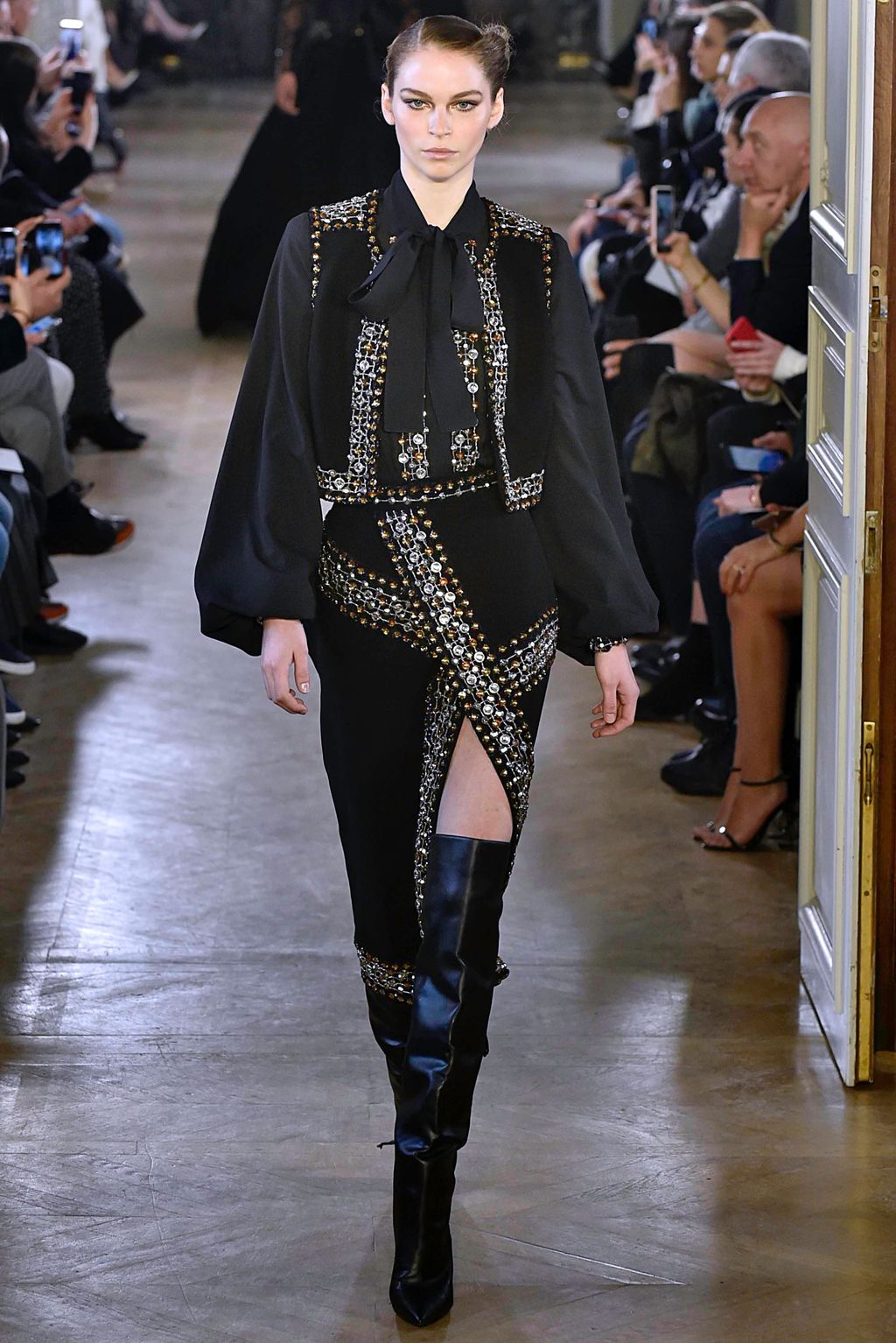 Fashion Week Paris Fall/Winter 2019 look 35 from the Elie Saab collection 女装