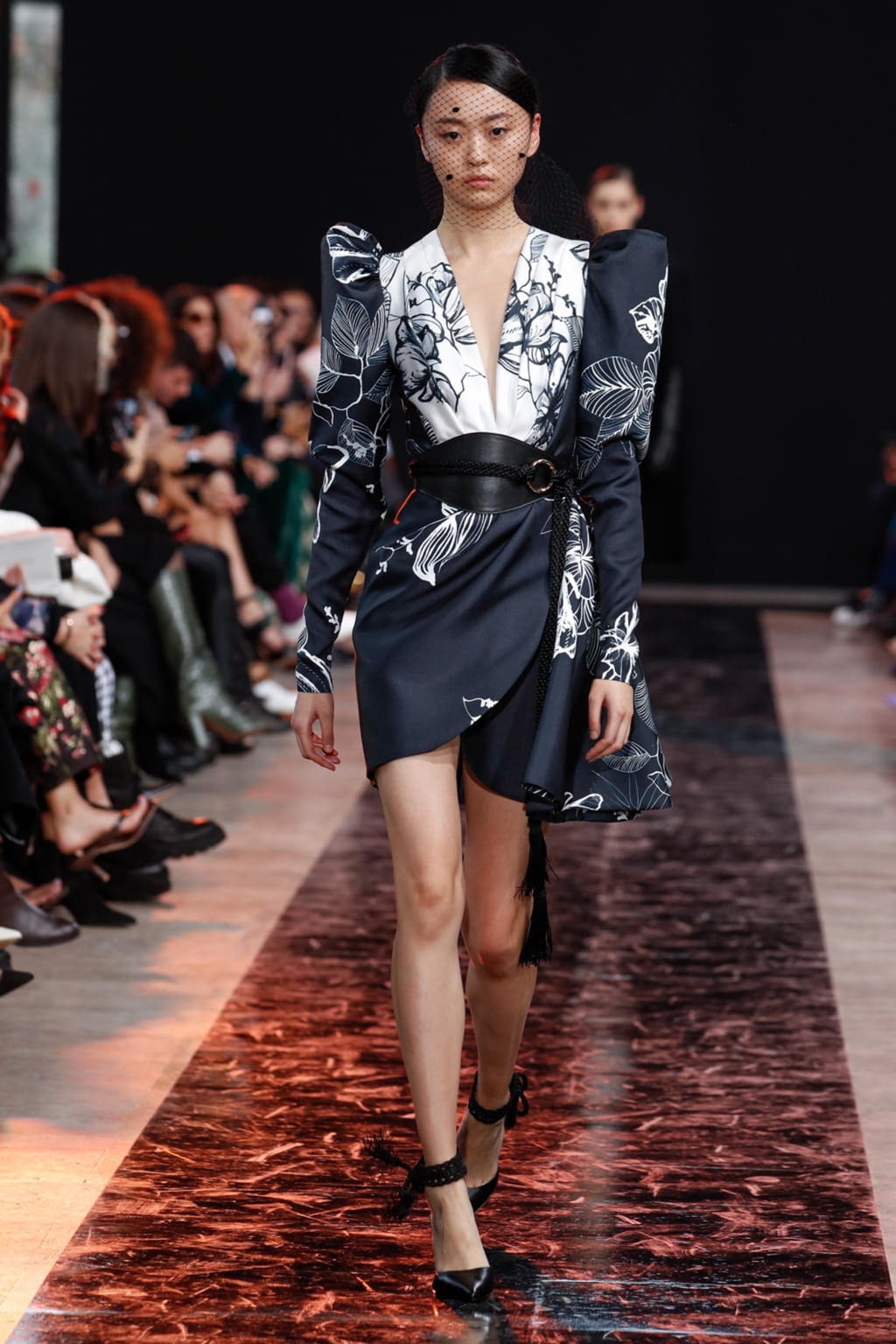 Fashion Week Paris Fall/Winter 2020 look 24 from the Elie Saab collection 女装