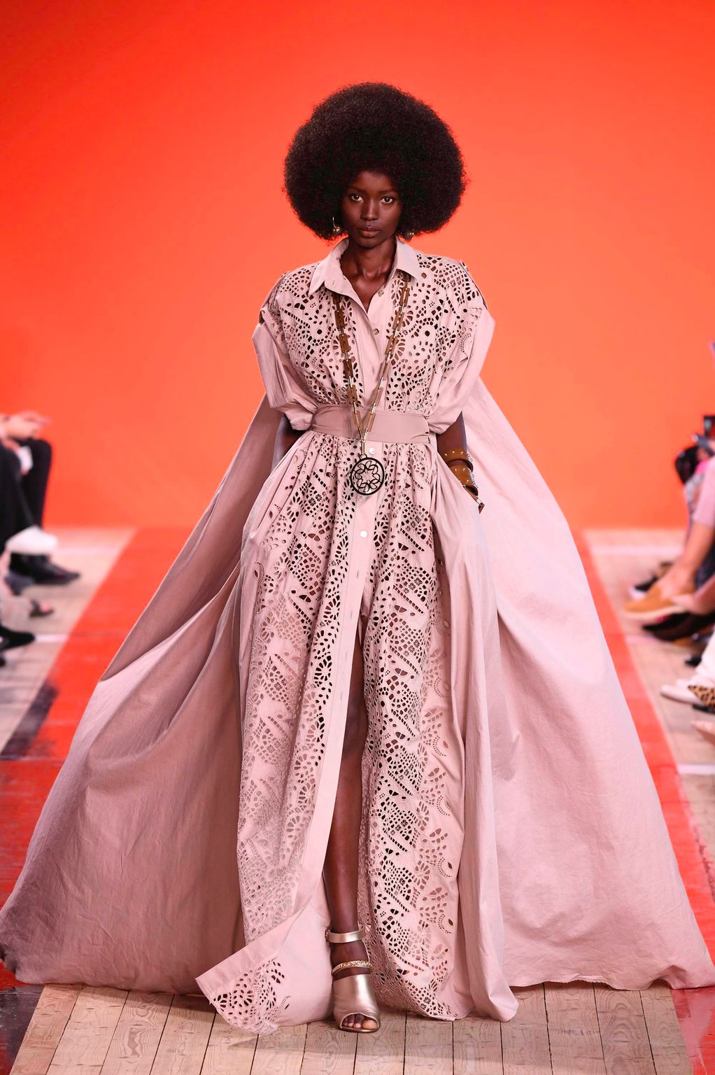 Fashion Week Paris Spring/Summer 2020 look 1 from the Elie Saab collection 女装