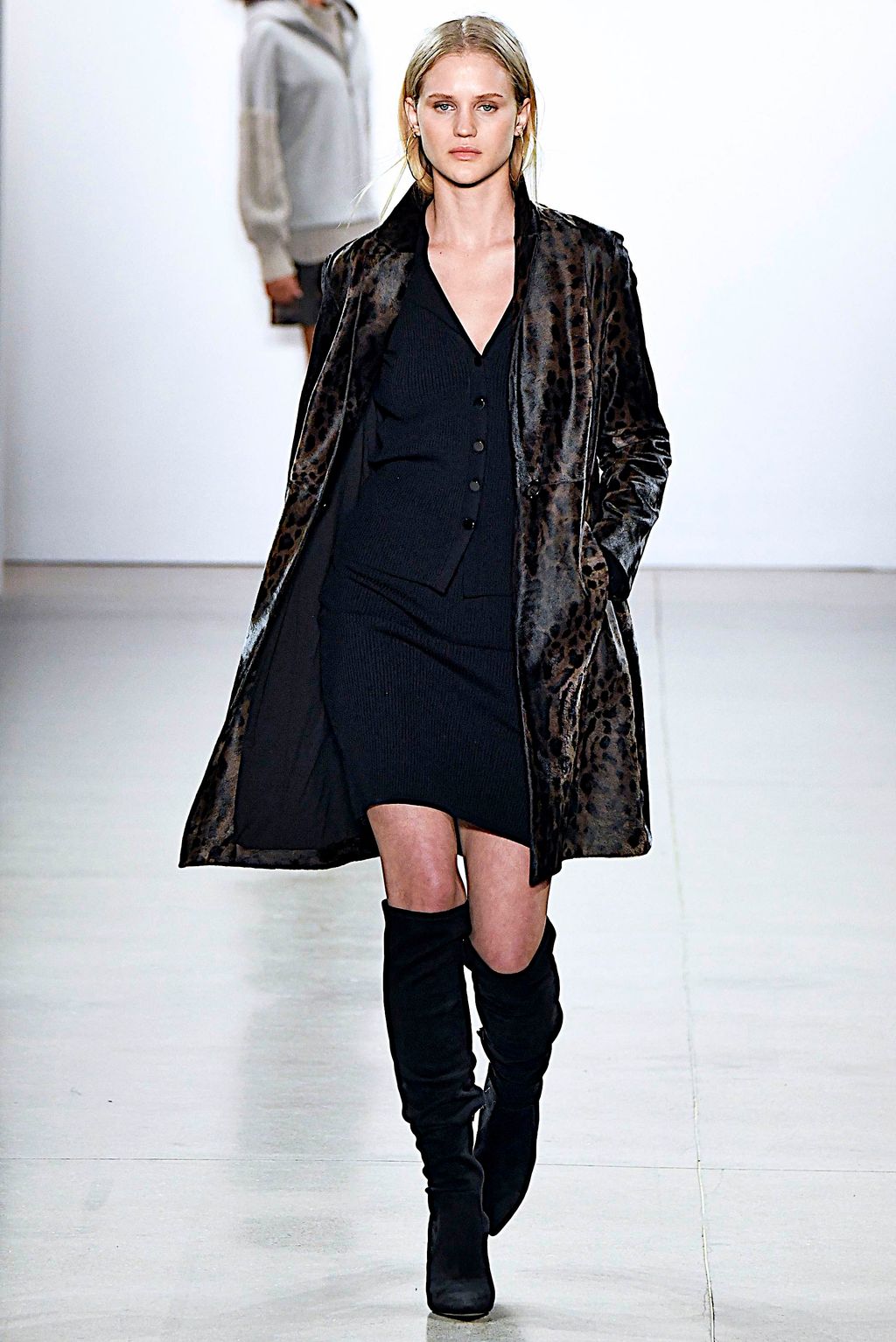 Fashion Week New York Fall/Winter 2019 look 10 from the Elie Tahari collection womenswear