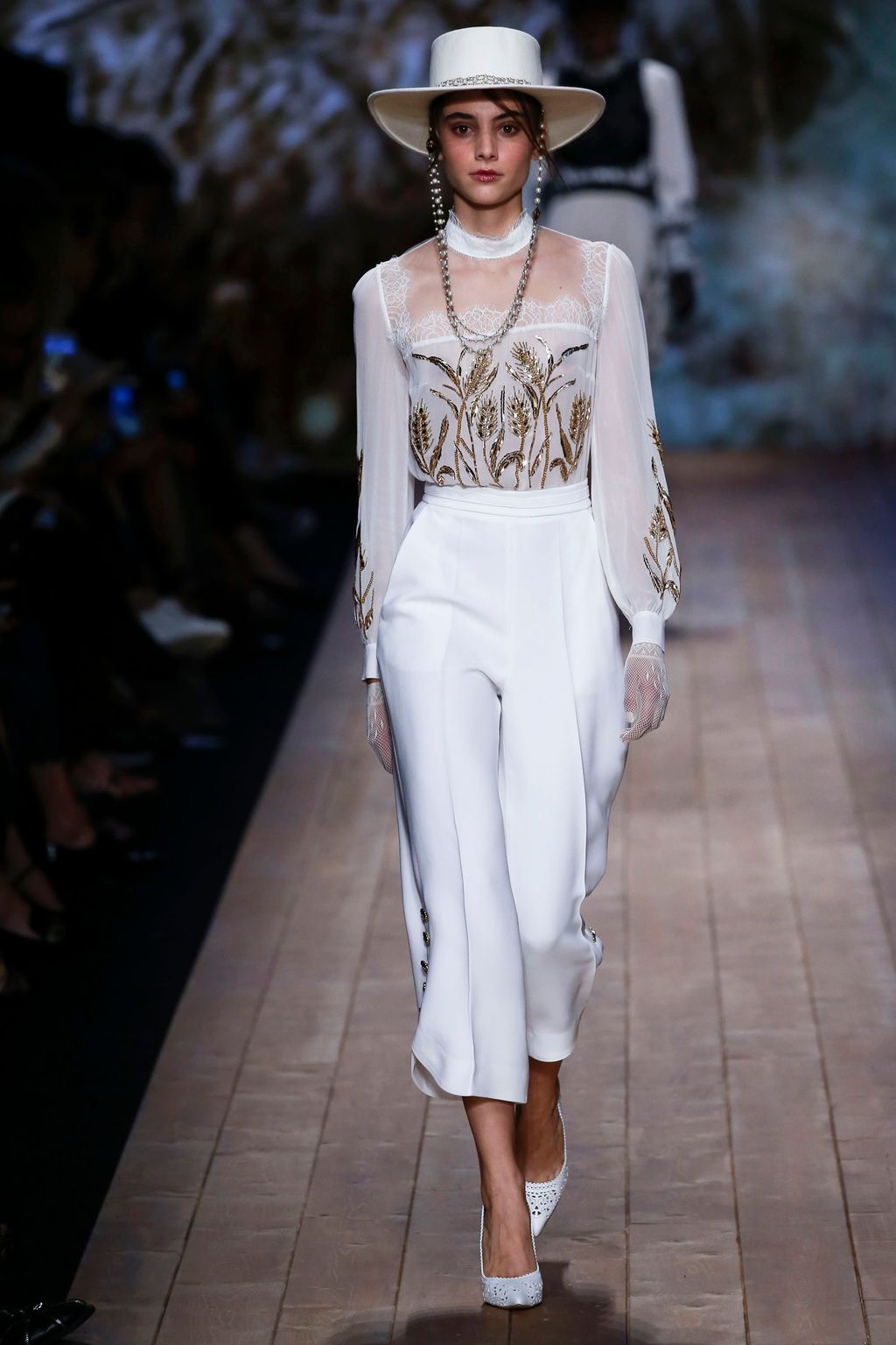 Fashion Week Milan Spring/Summer 2018 look 22 from the Elisabetta Franchi collection 女装