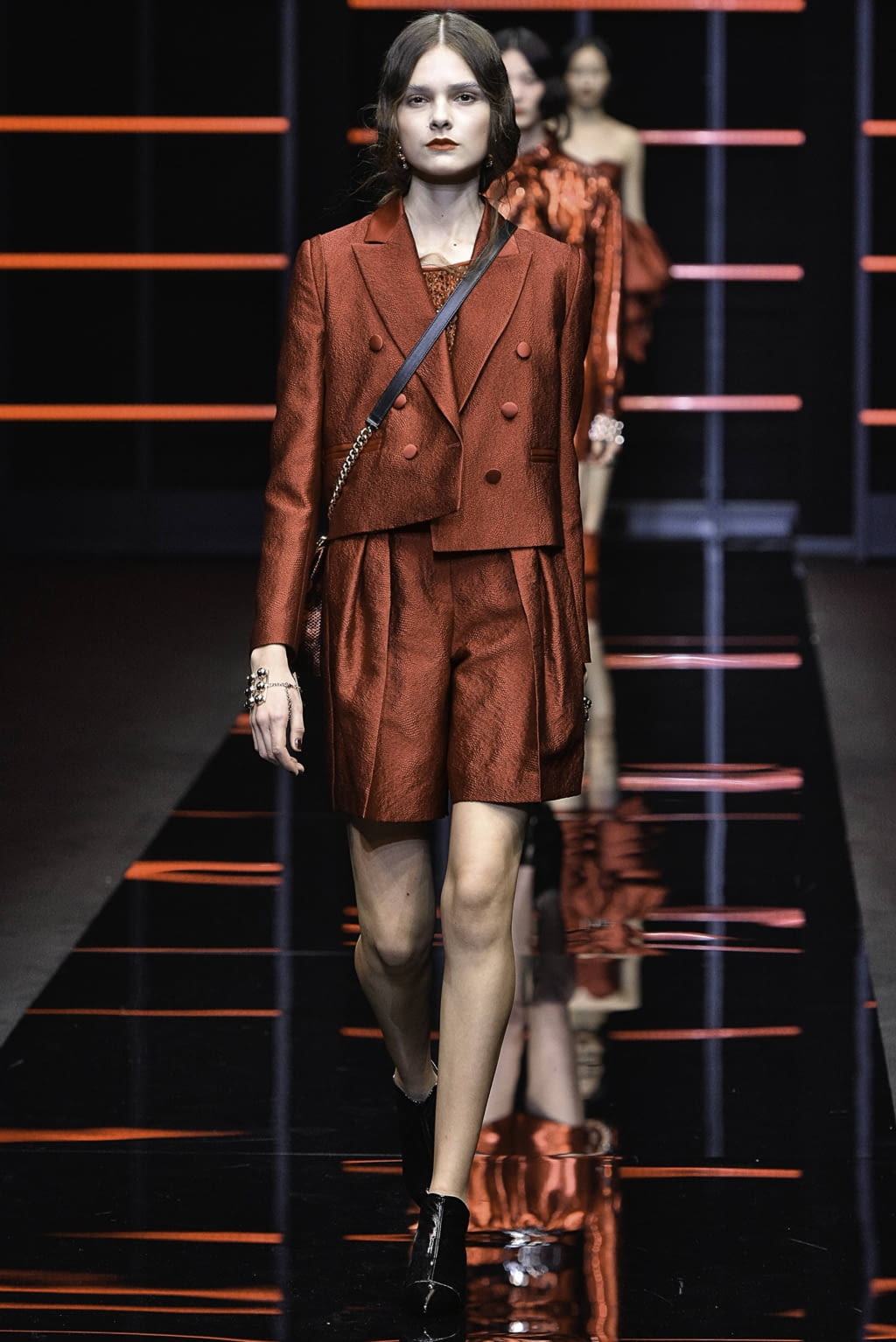 Fashion Week Milan Fall/Winter 2019 look 56 from the Emporio Armani collection 女装
